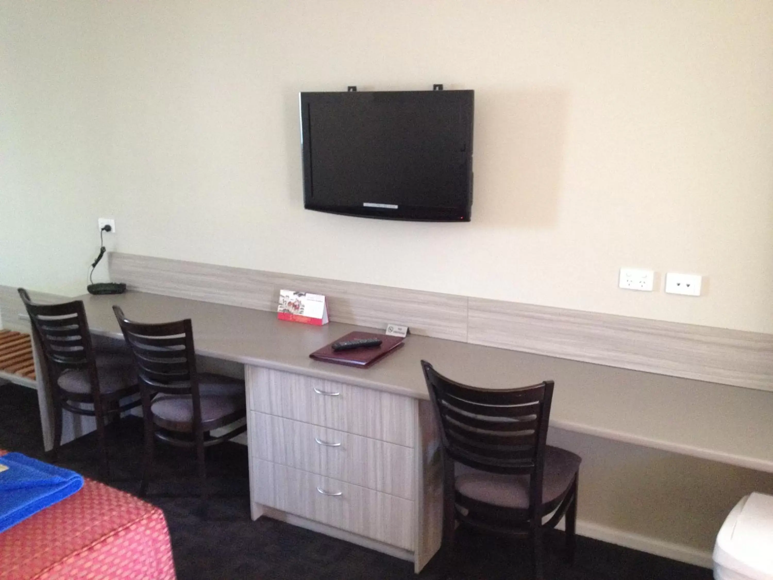 TV and multimedia, TV/Entertainment Center in Bellview Motel