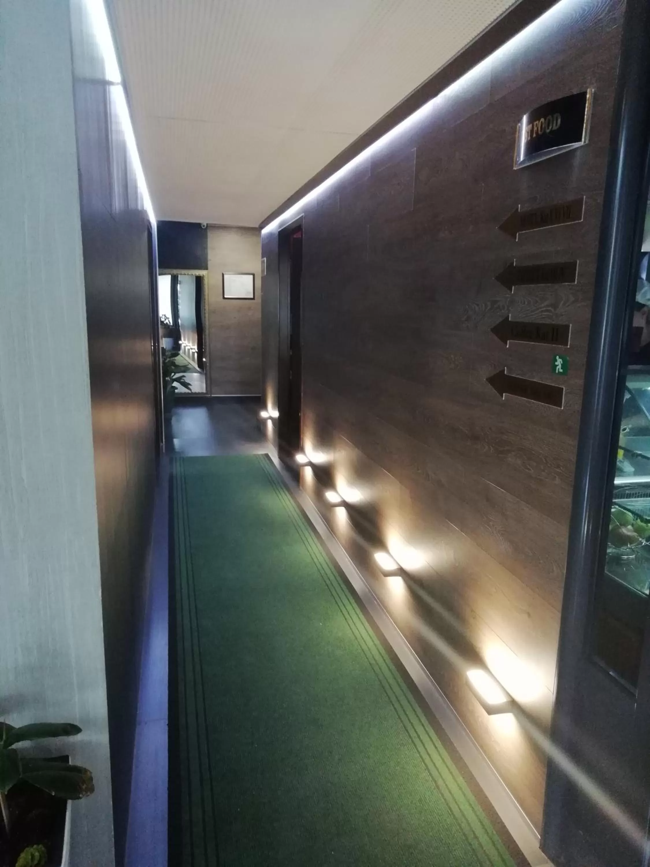 Restaurant/places to eat in Hotel The First