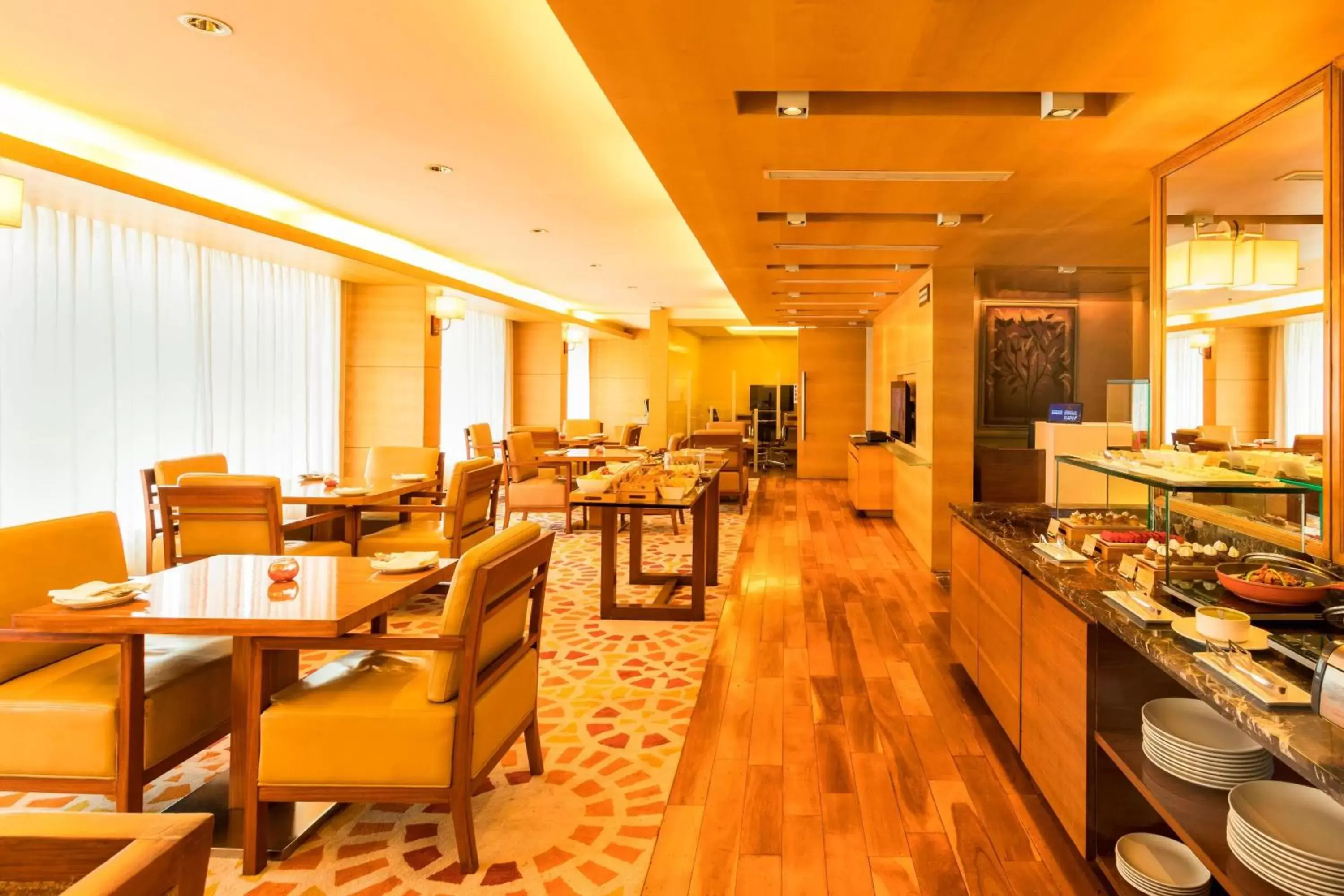 Lounge or bar, Restaurant/Places to Eat in Courtyard by Marriott Ahmedabad