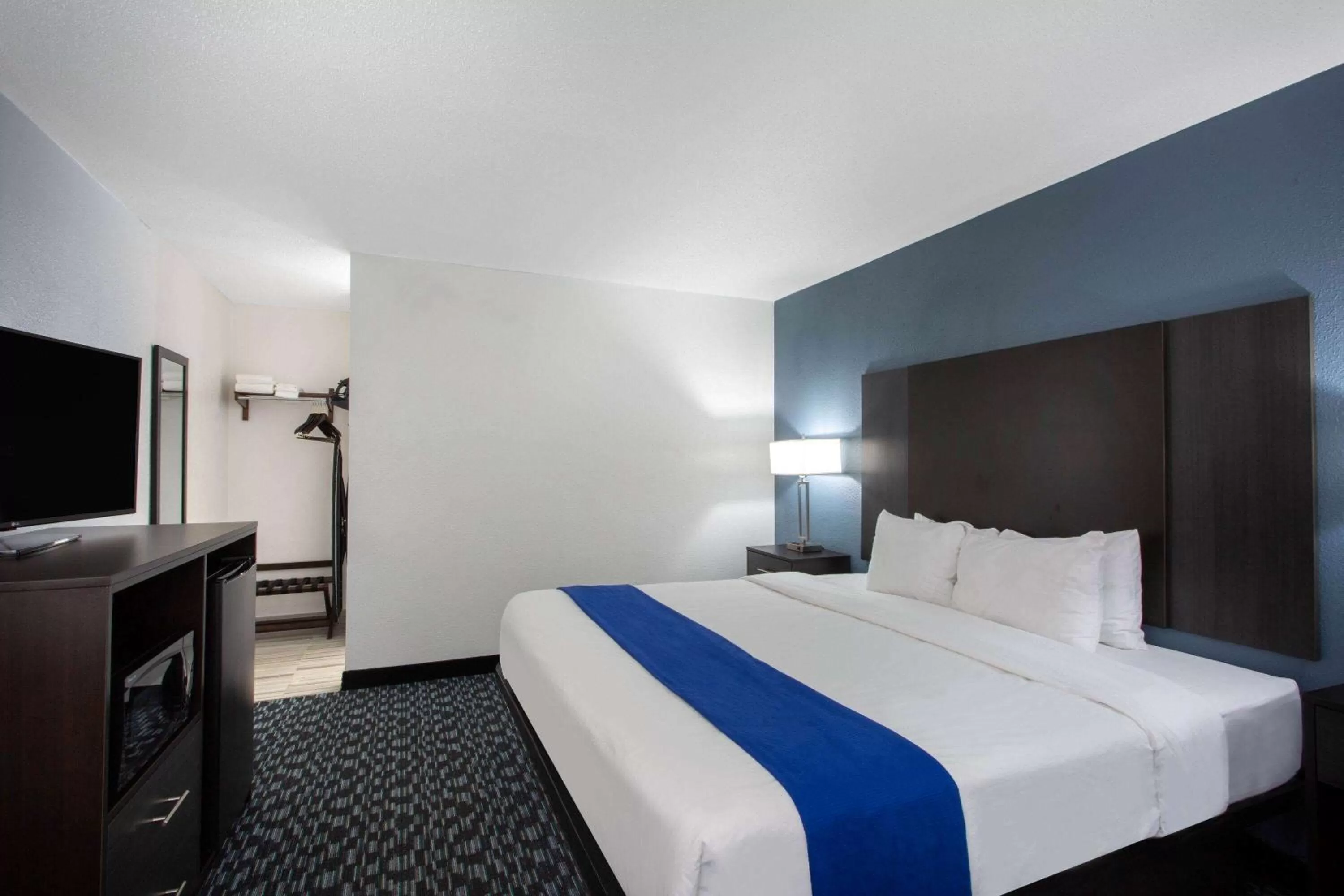 Photo of the whole room, Bed in University Inn & Suites