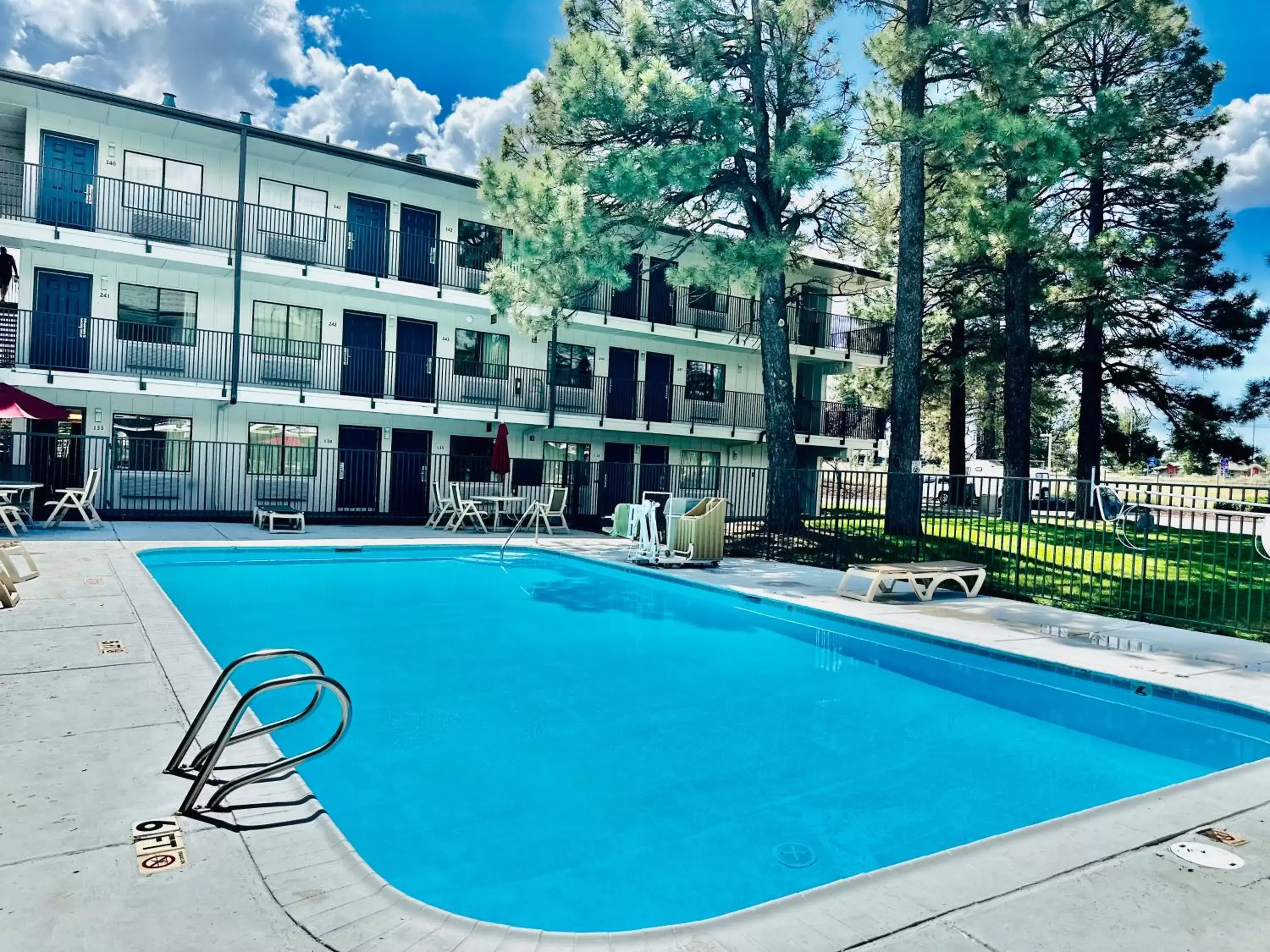 Swimming pool, Property Building in Motel 6-Flagstaff, AZ - West - Woodland Village