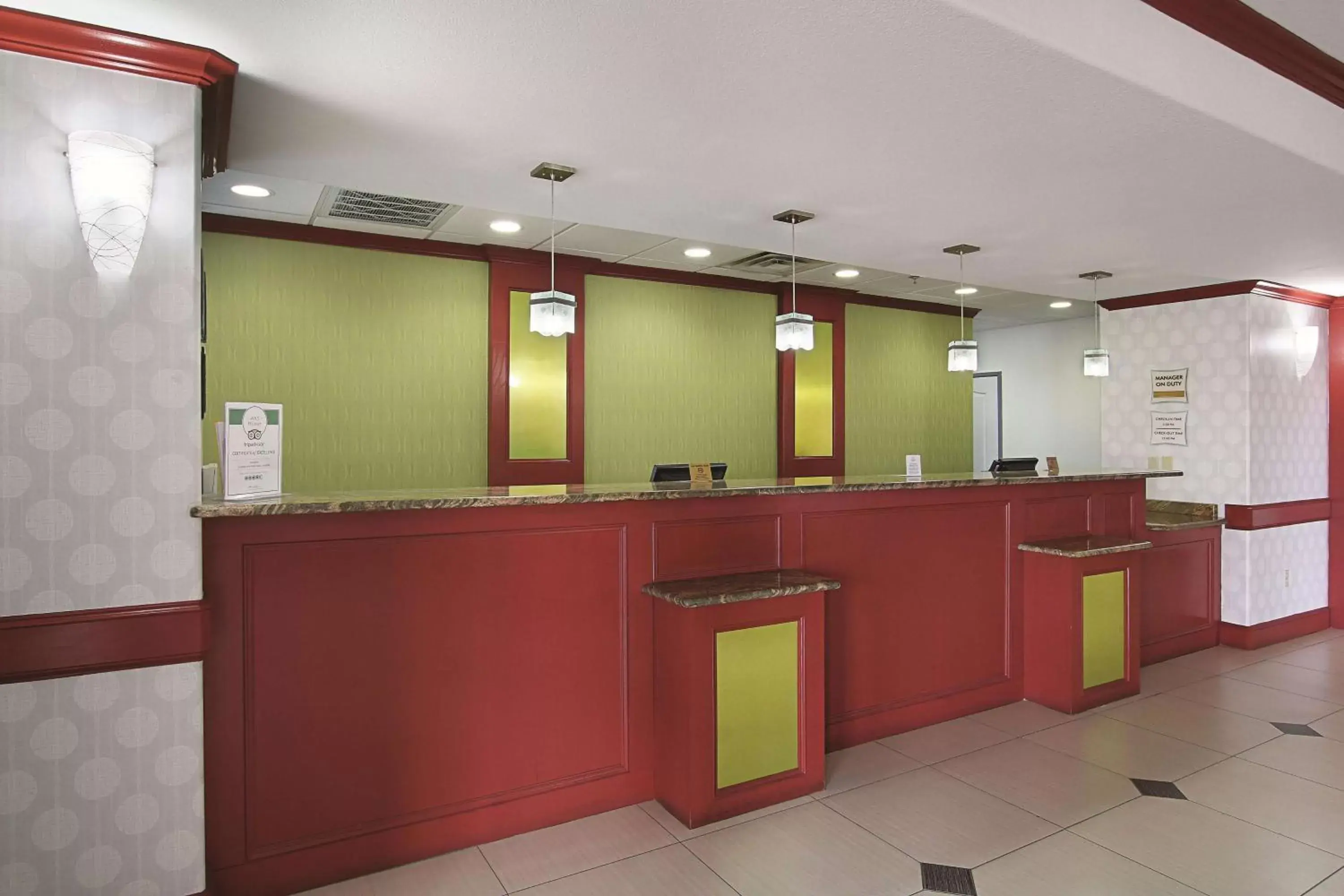 Lobby or reception in La Quinta Inn & Suites by Wyndham South Dallas - Hutchins Lobby or reception in La Quinta Inn & Suites by Wyndham South Dallas - Hutchins