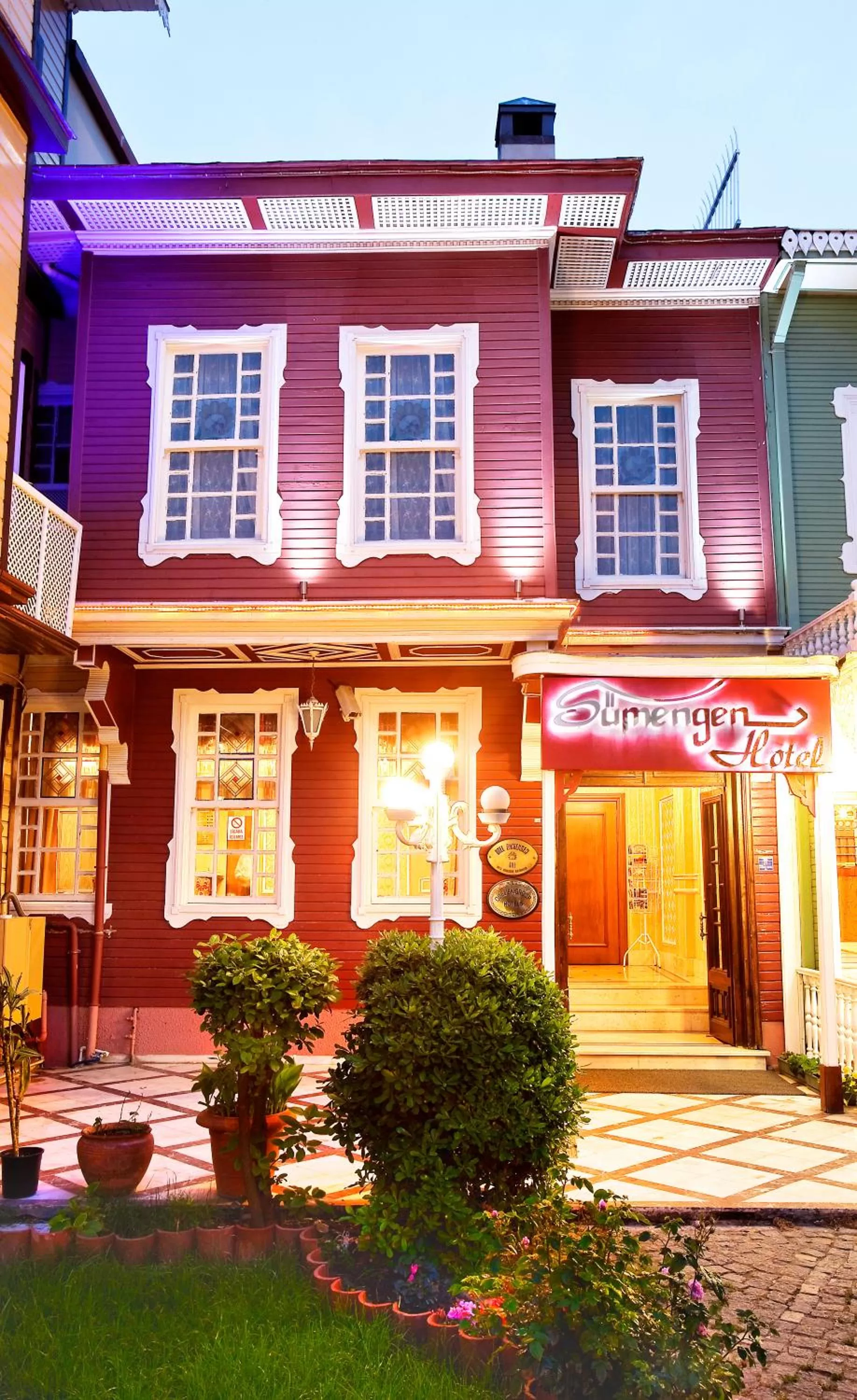 Facade/entrance in Hotel Sumengen