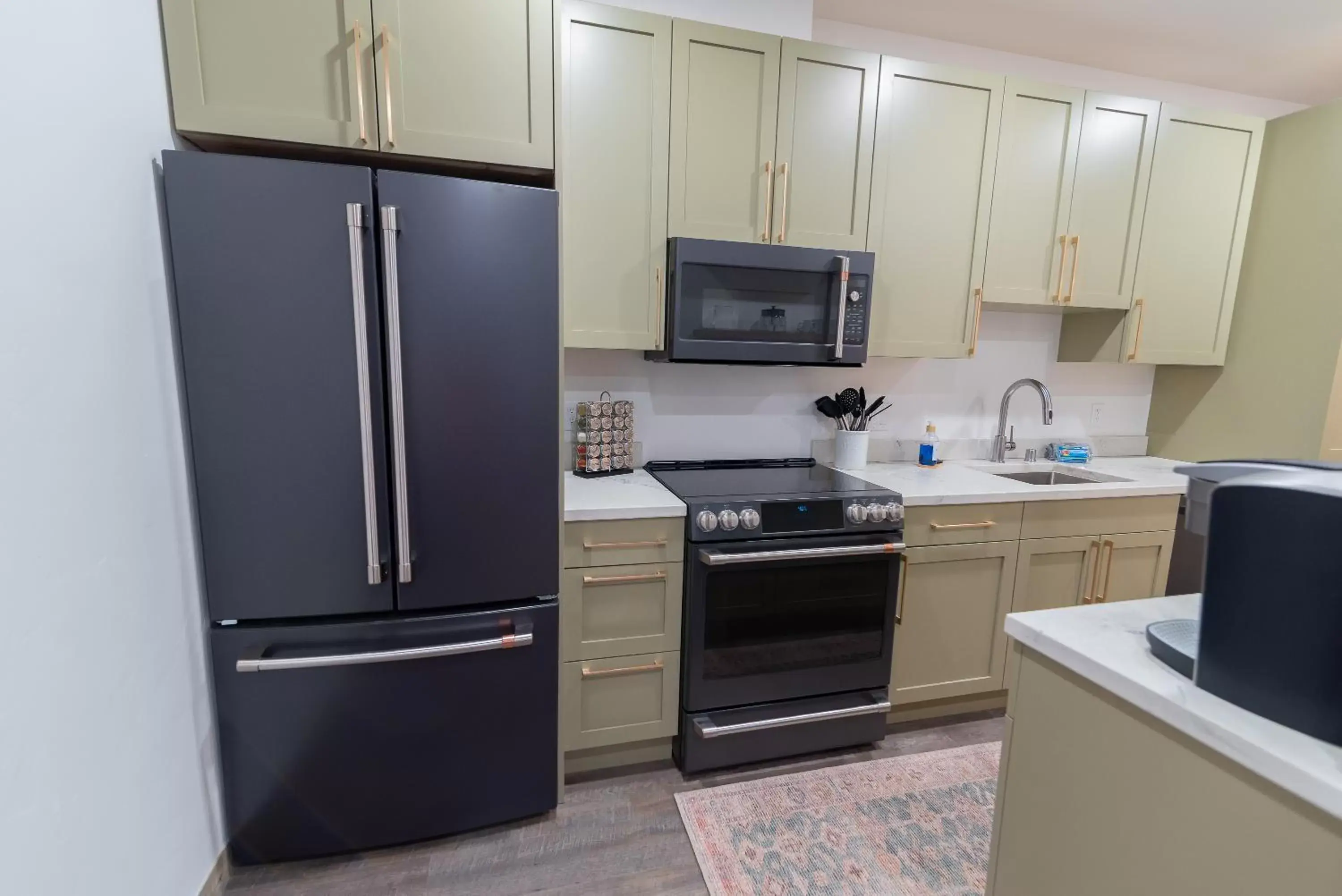 Coffee/tea facilities, Kitchen/Kitchenette in Colony Suites