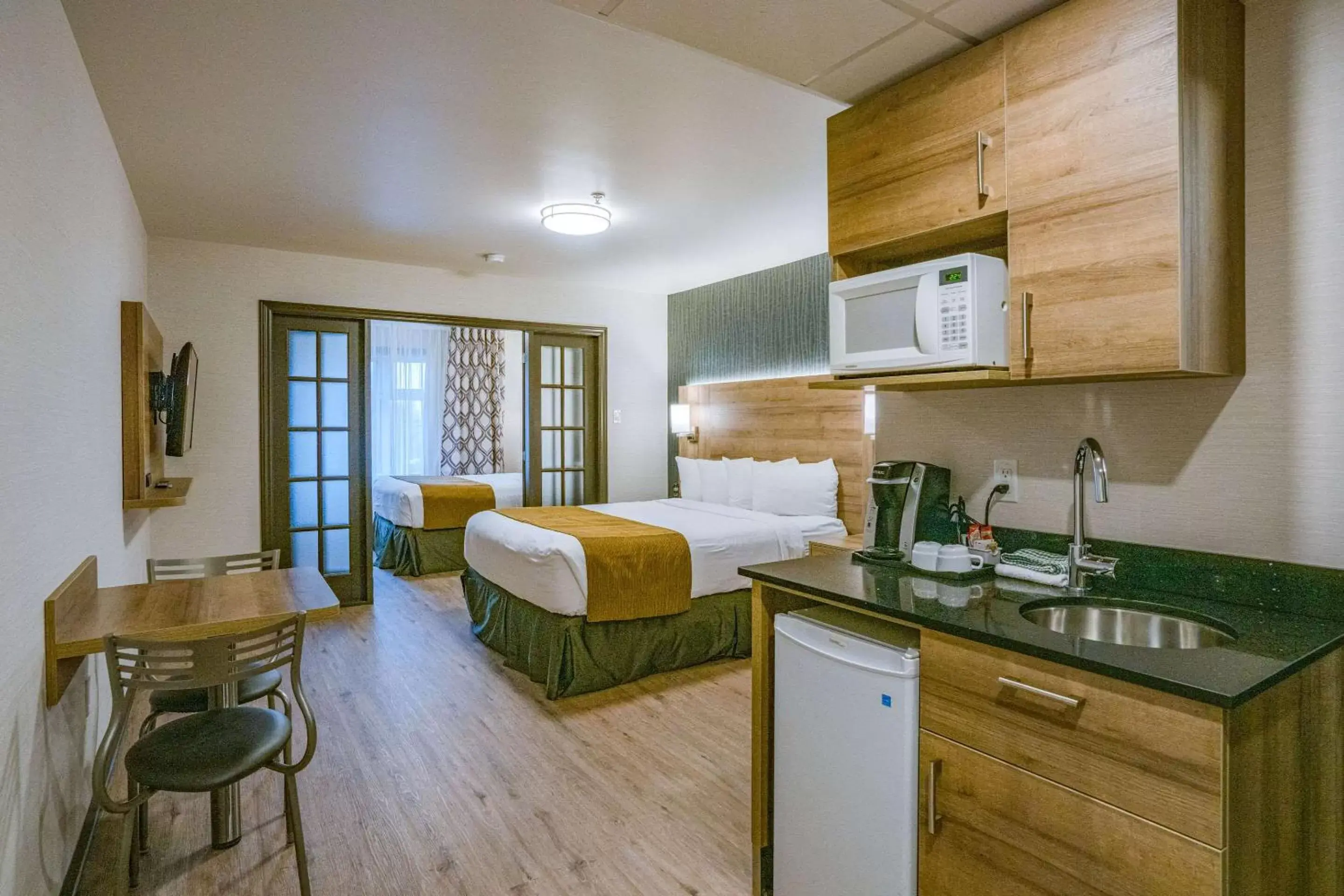 Bedroom, Kitchen/Kitchenette in Hôtel Quality Suites Drummondville