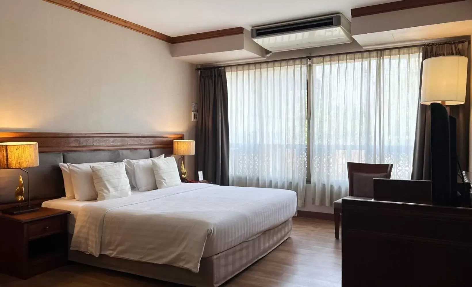Guests, Bed in Tohsang Heritage Ubon Ratchathani Hotel