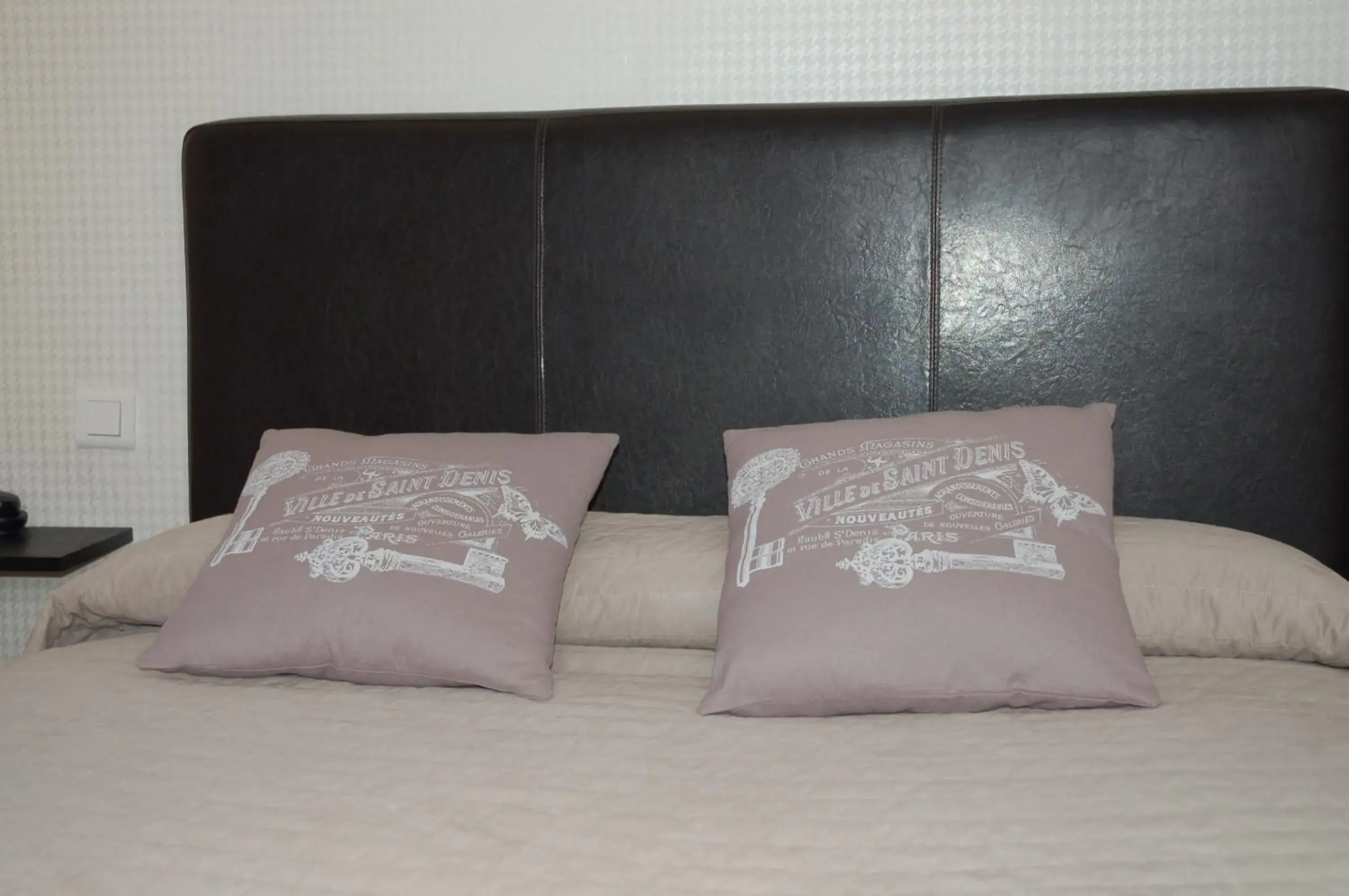 Decorative detail, Bed in Hôtel de L'Avenue