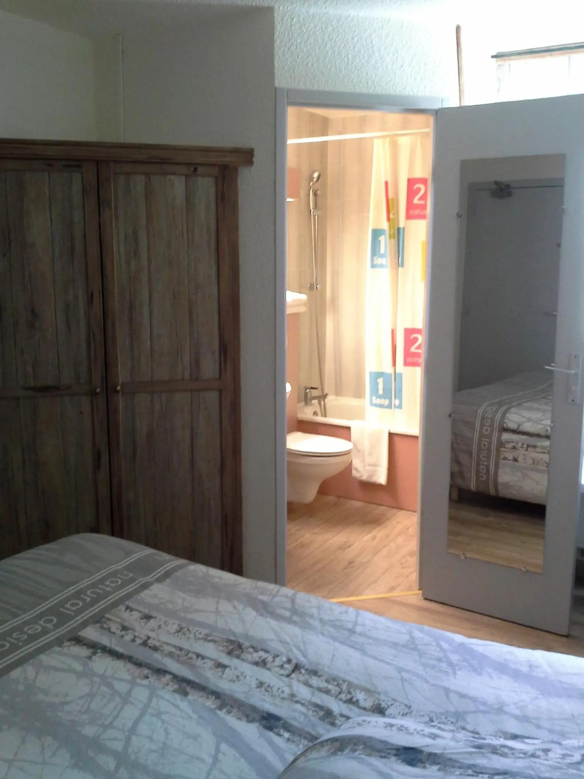 Photo of the whole room, Bed in Contact Hôtel Come Inn