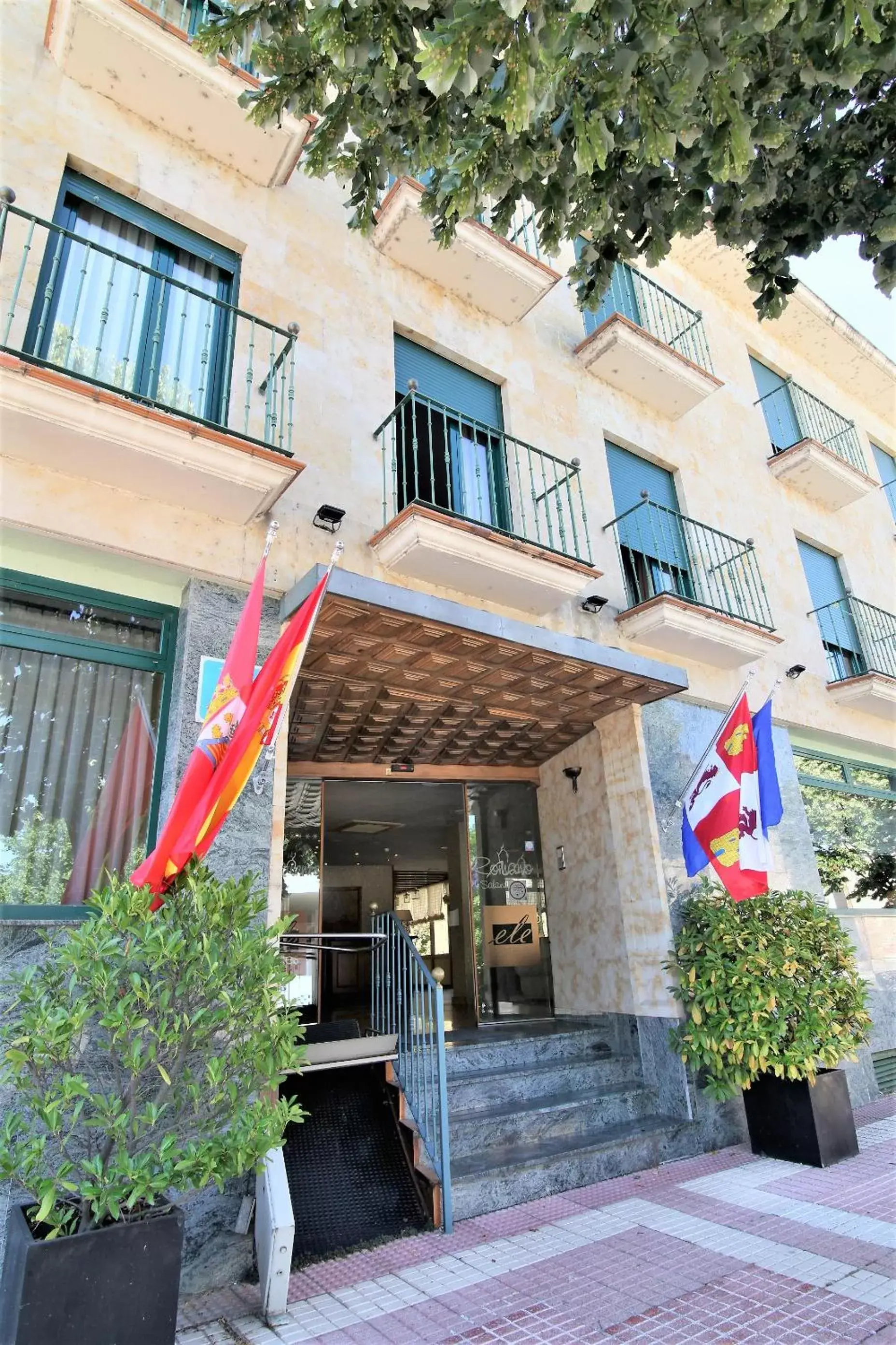 Property building in Hotel Ele Puente Romano de Salamanca