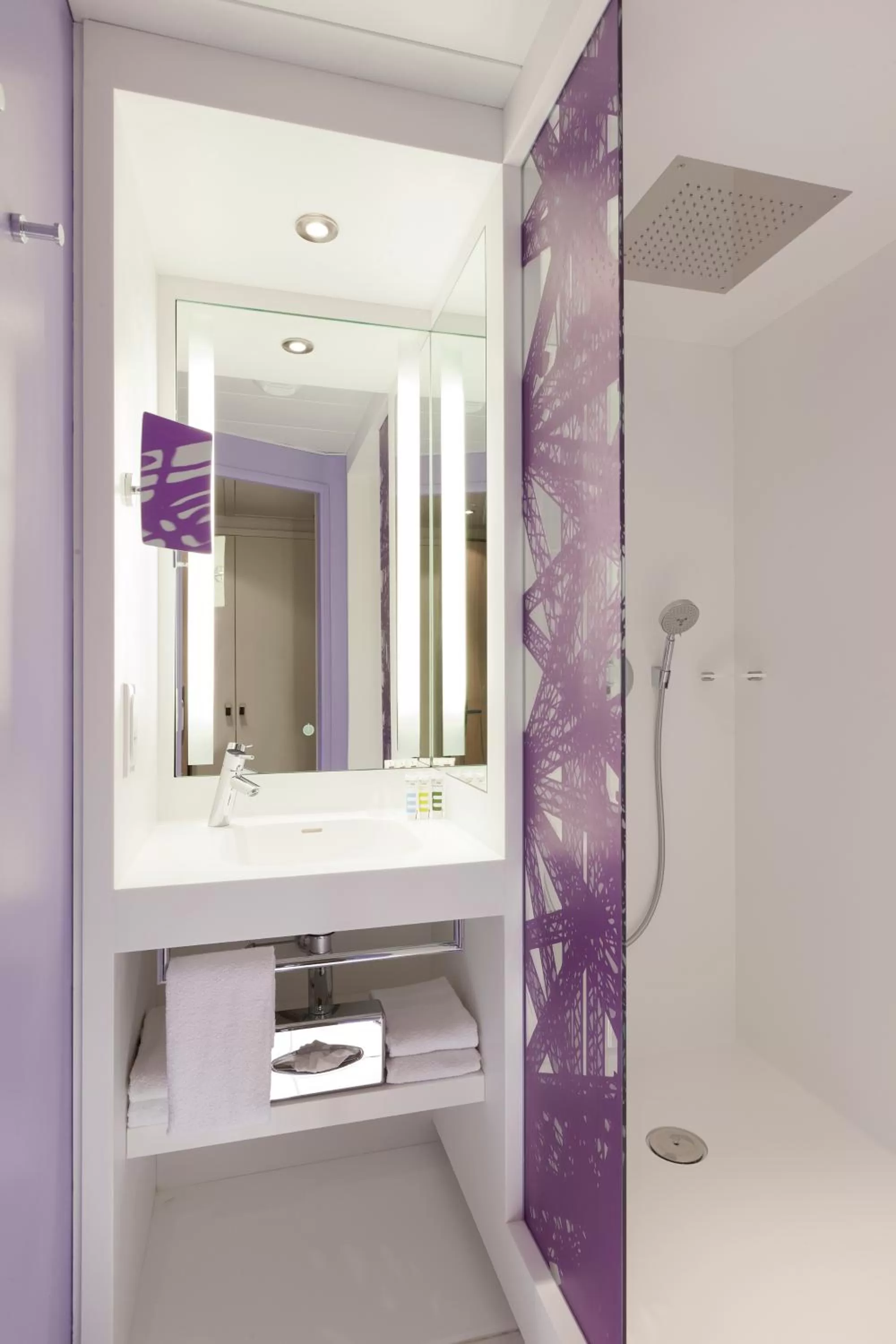 Toilet in Mercure Paris Centre Tour Eiffel