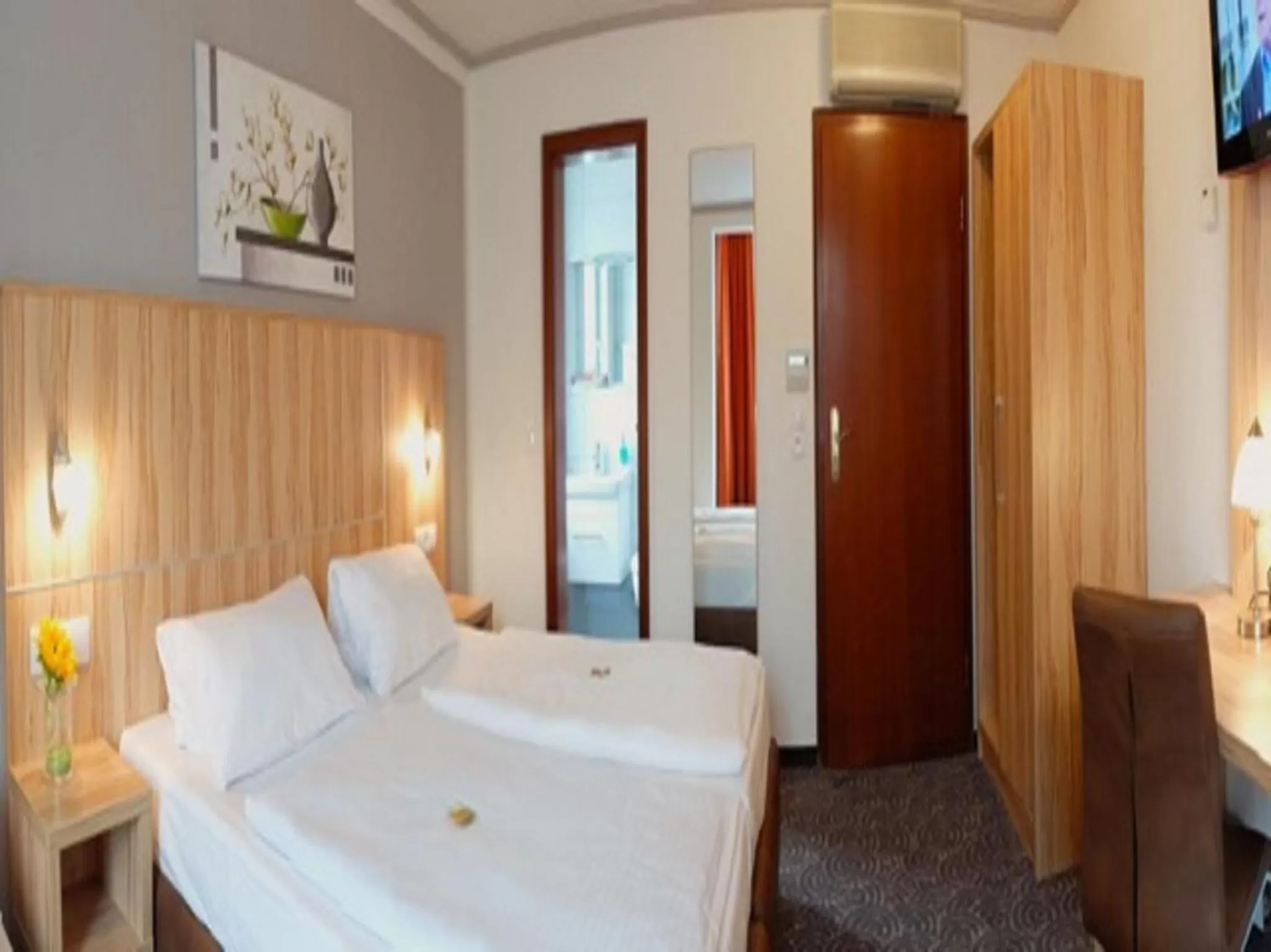 Photo of the whole room, Bed in Hotel am Schelztor