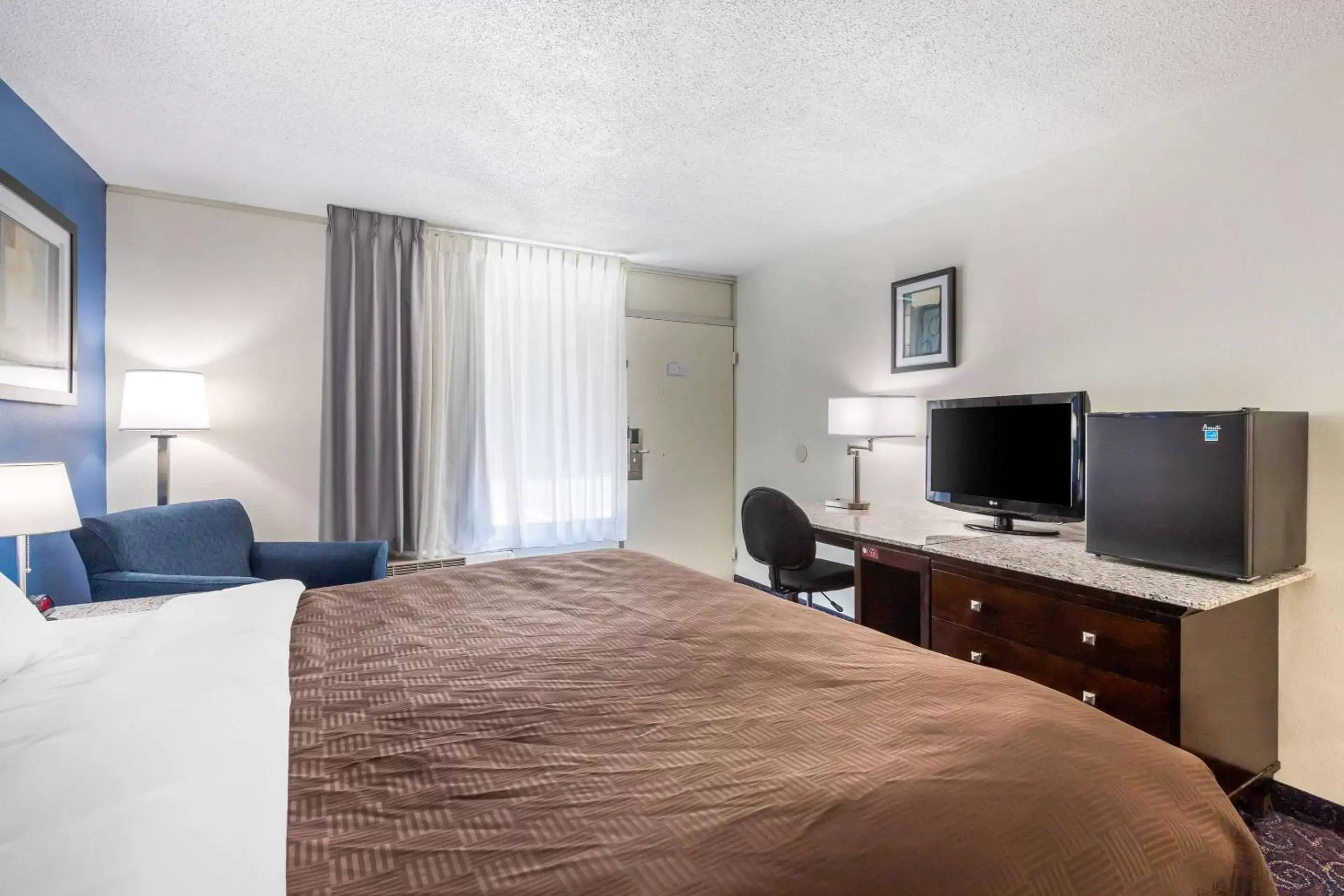 Photo of the whole room, Bed in Days Inn and Suites by Wyndham Oxford