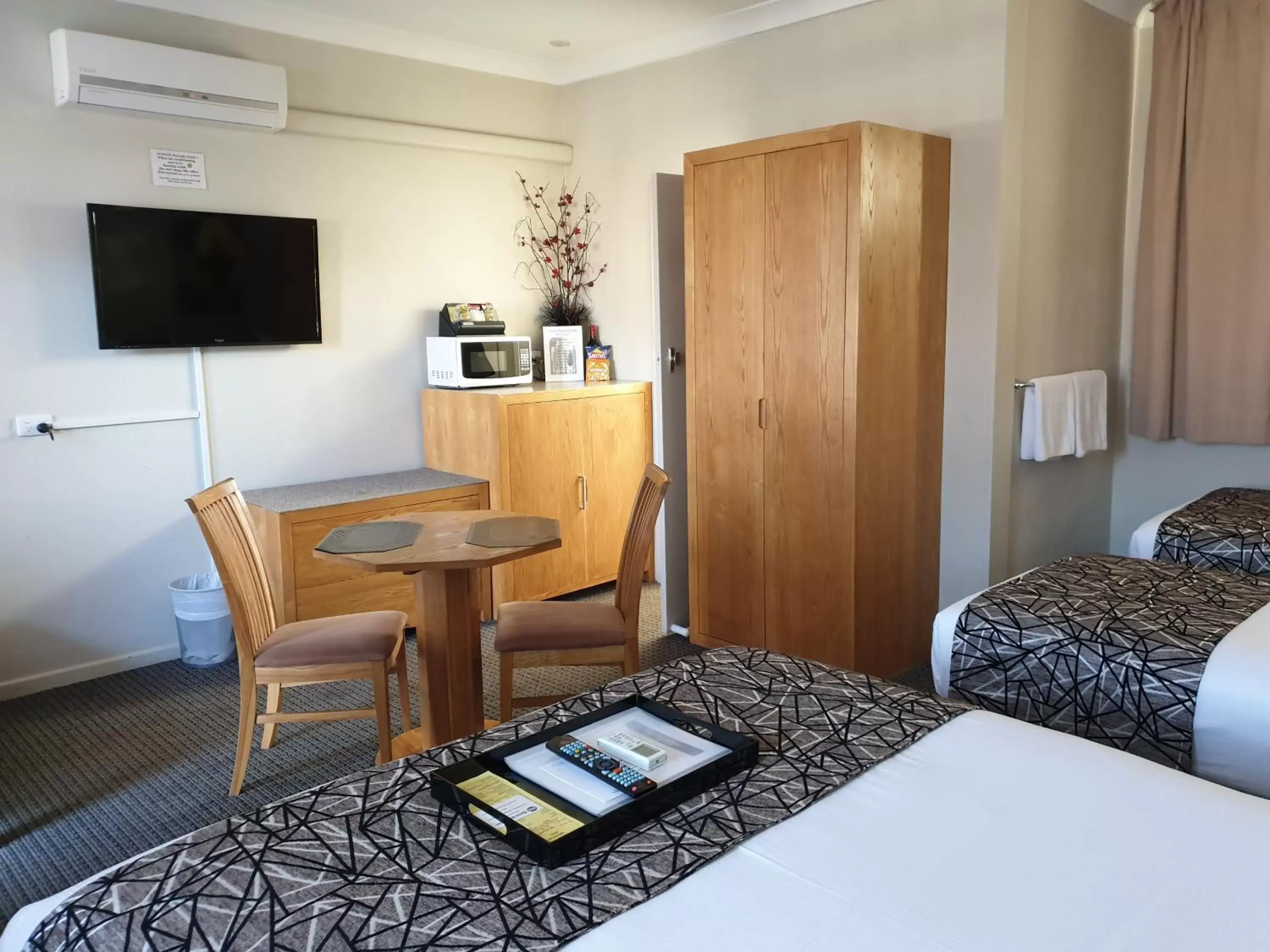 Bedroom, TV/Entertainment Center in Best Western Endeavour Motel