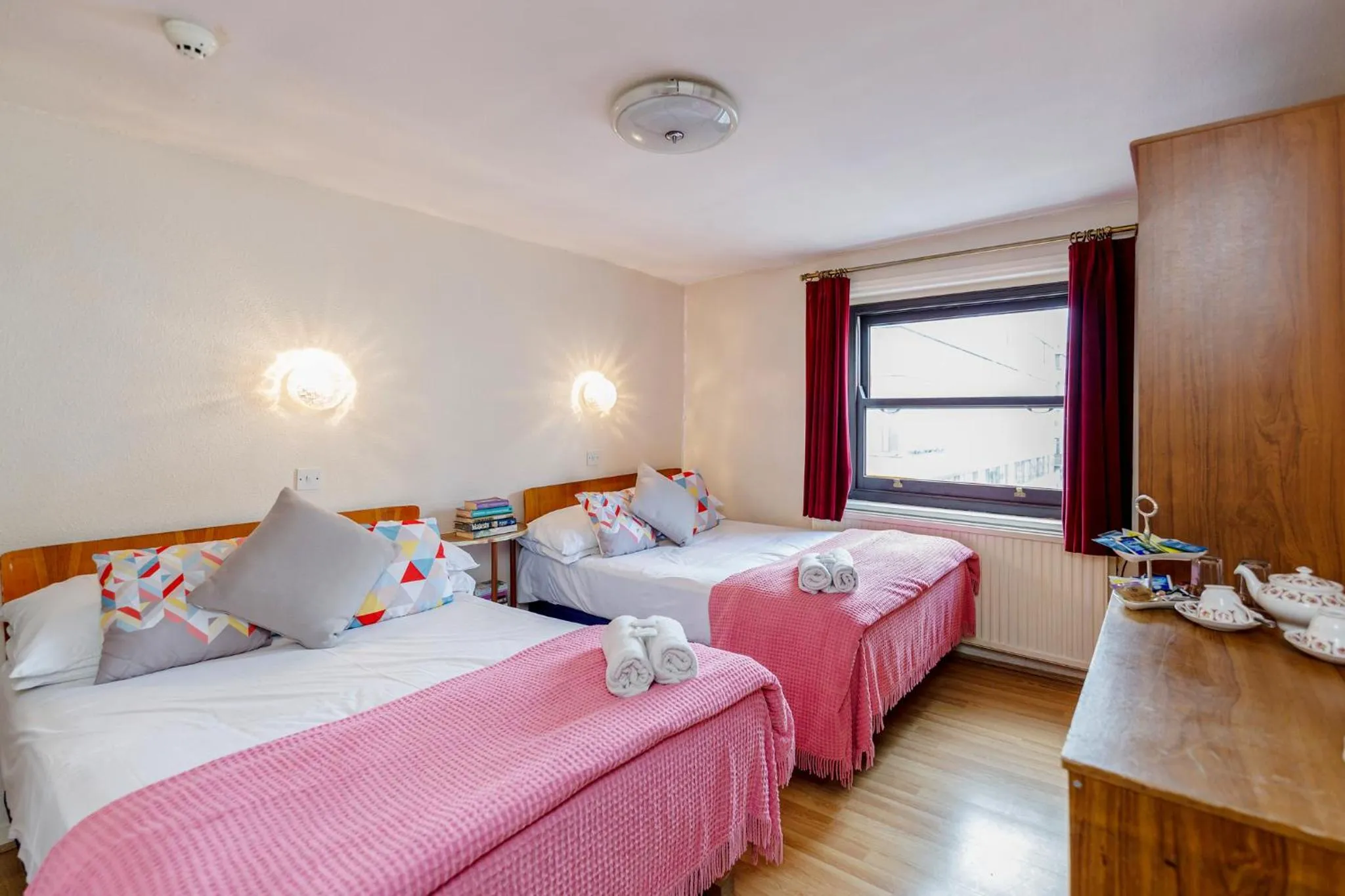 Photo of the whole room, Bed in Russell Square Hotel