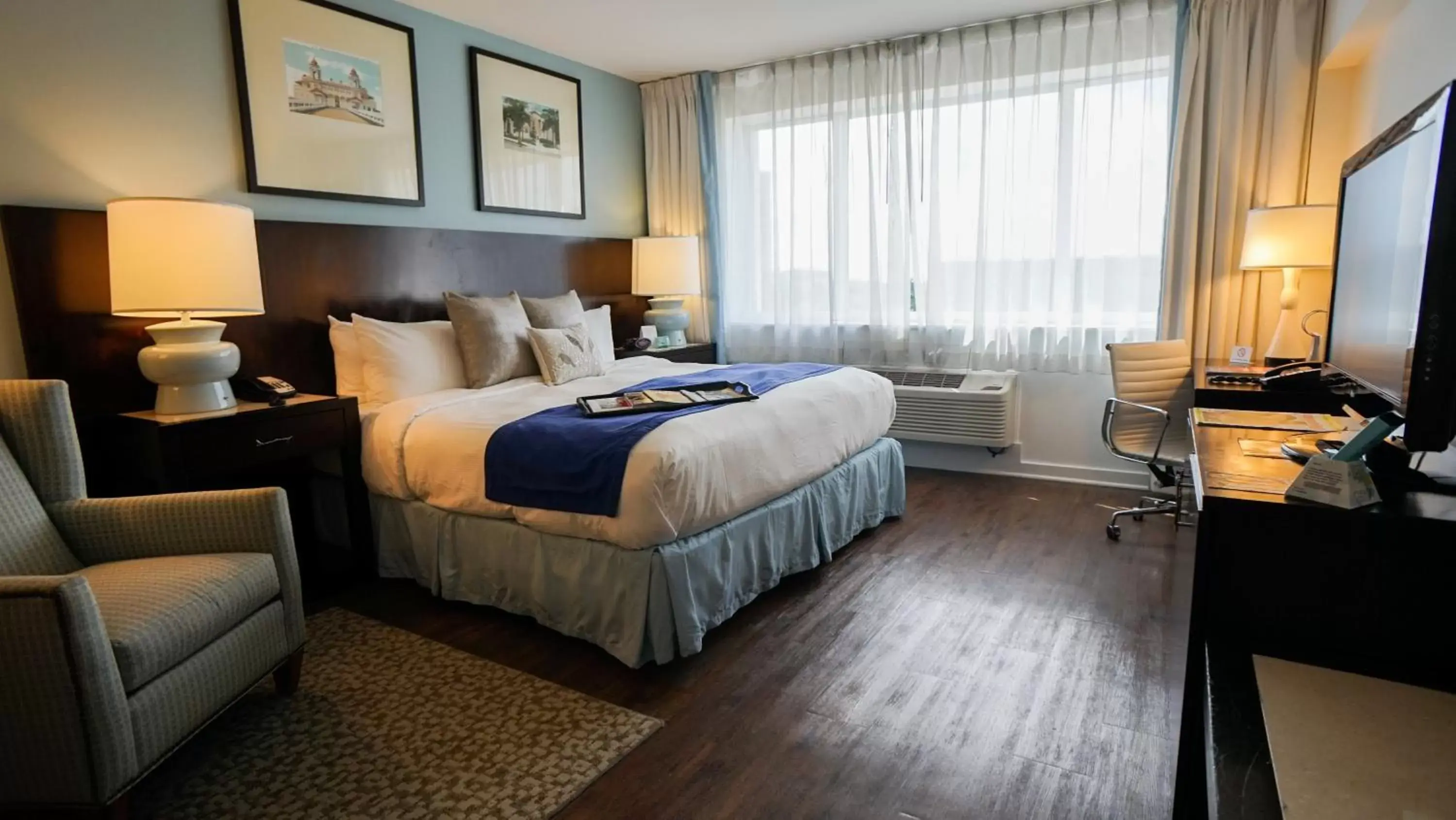 Photo of the whole room, Bed in The Banyan Hotel Fort Myers, Tapestry Collection by Hilton