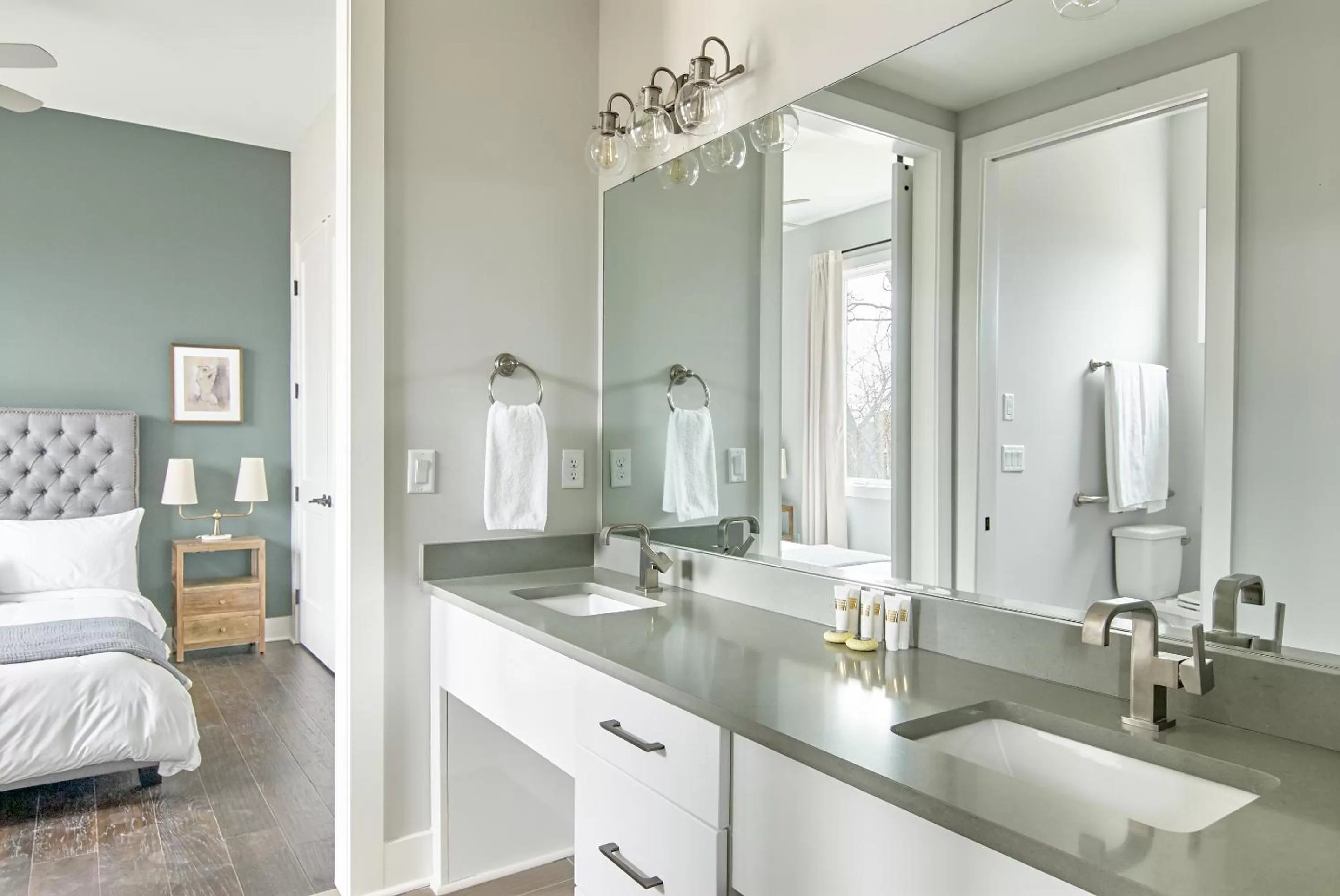 Living room, Bathroom in Sonder The Retreat