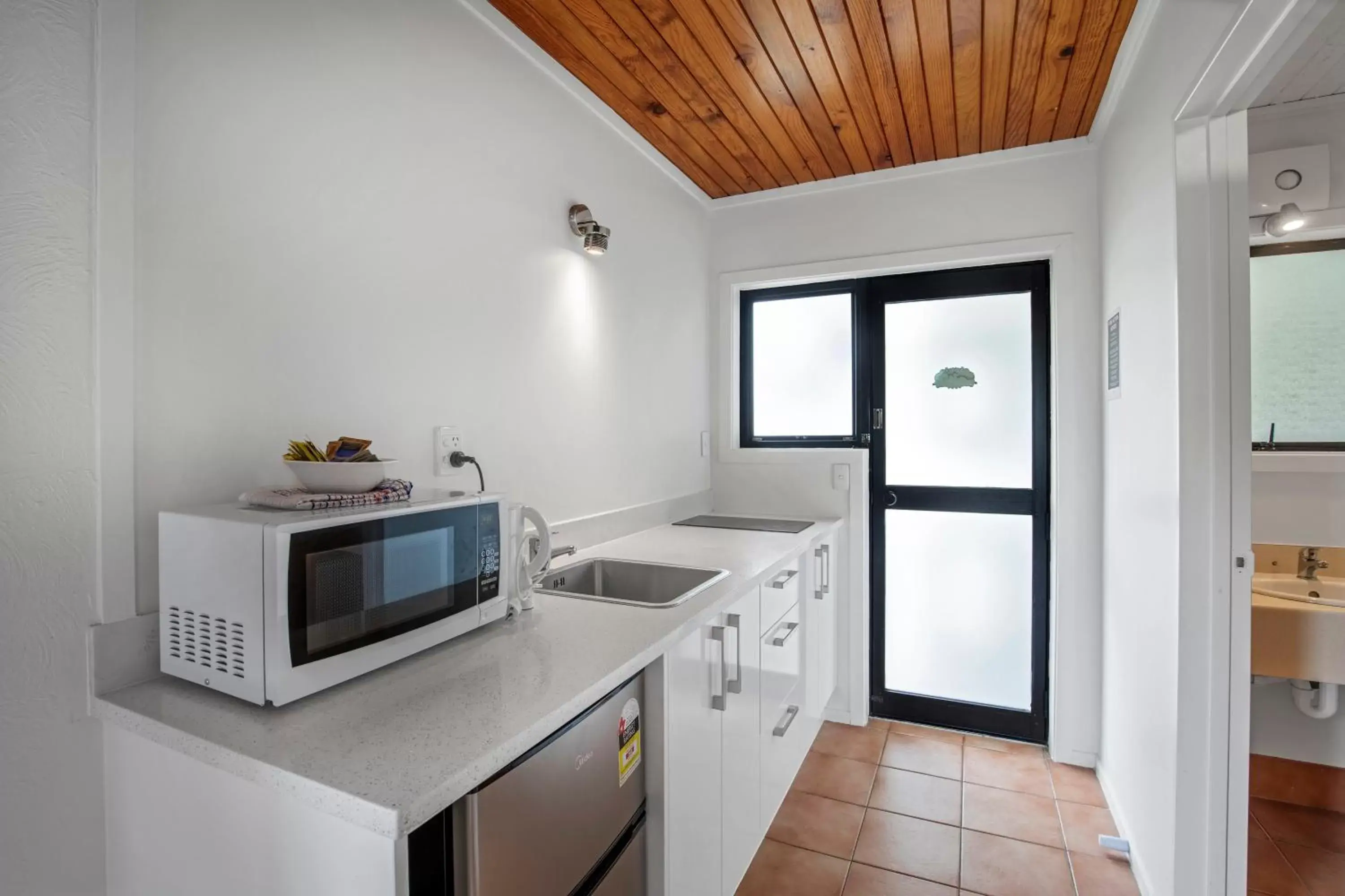 Kitchen/Kitchenette in Oakwood Manor Motor Lodge