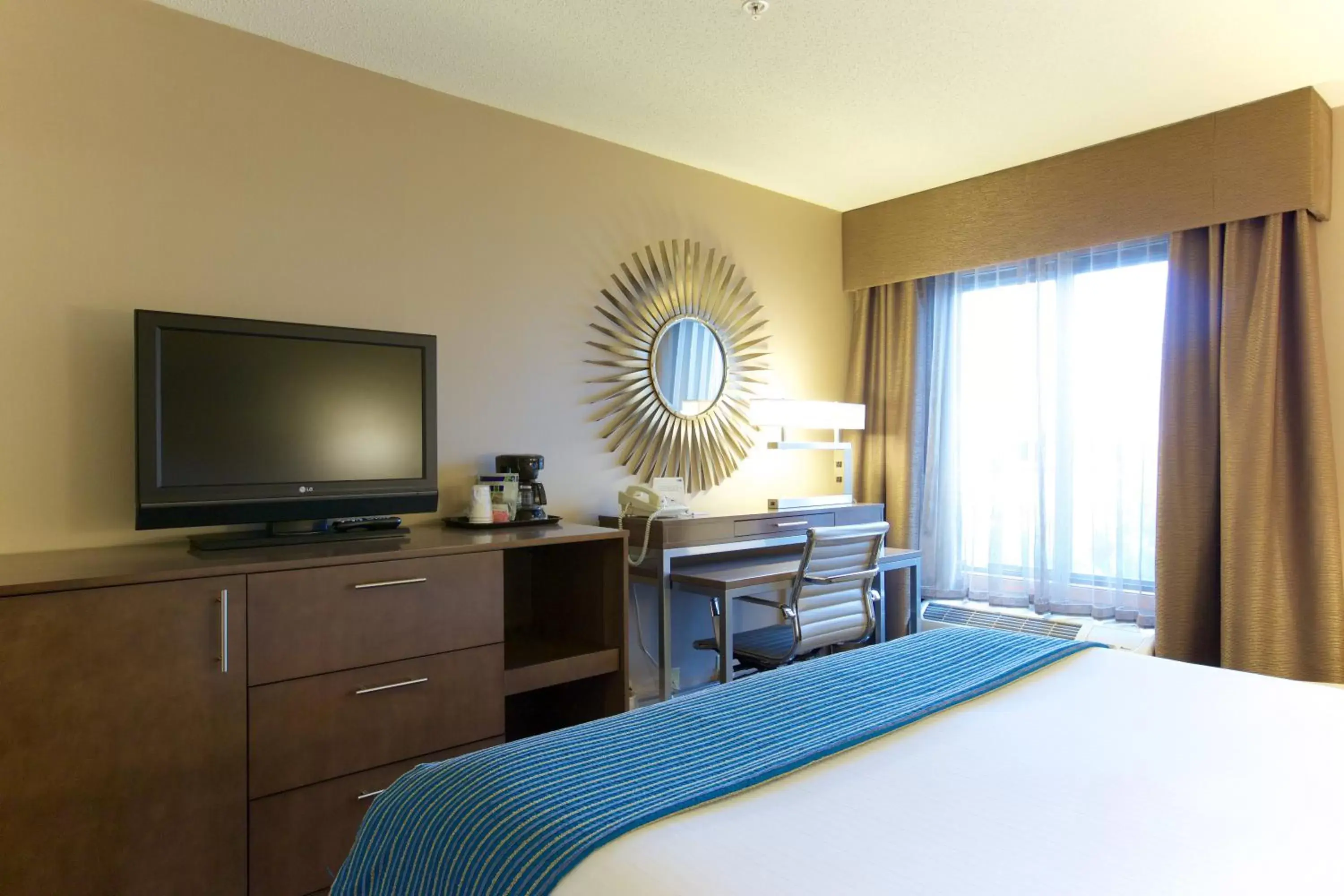 Photo of the whole room, TV/Entertainment Center in Holiday Inn Express Fargo - West Acres, an IHG Hotel