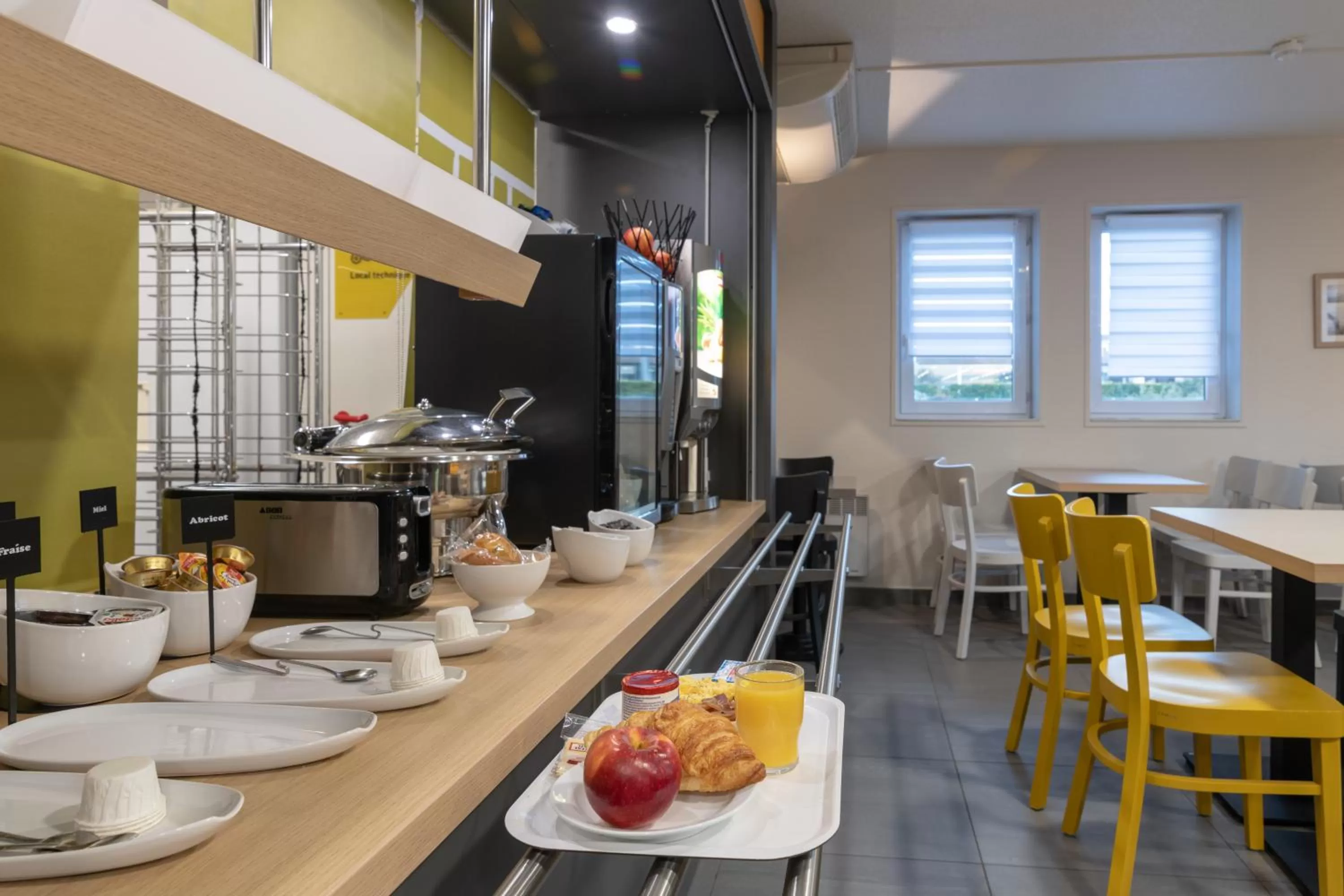 Buffet breakfast in B&B HOTEL Avignon 2