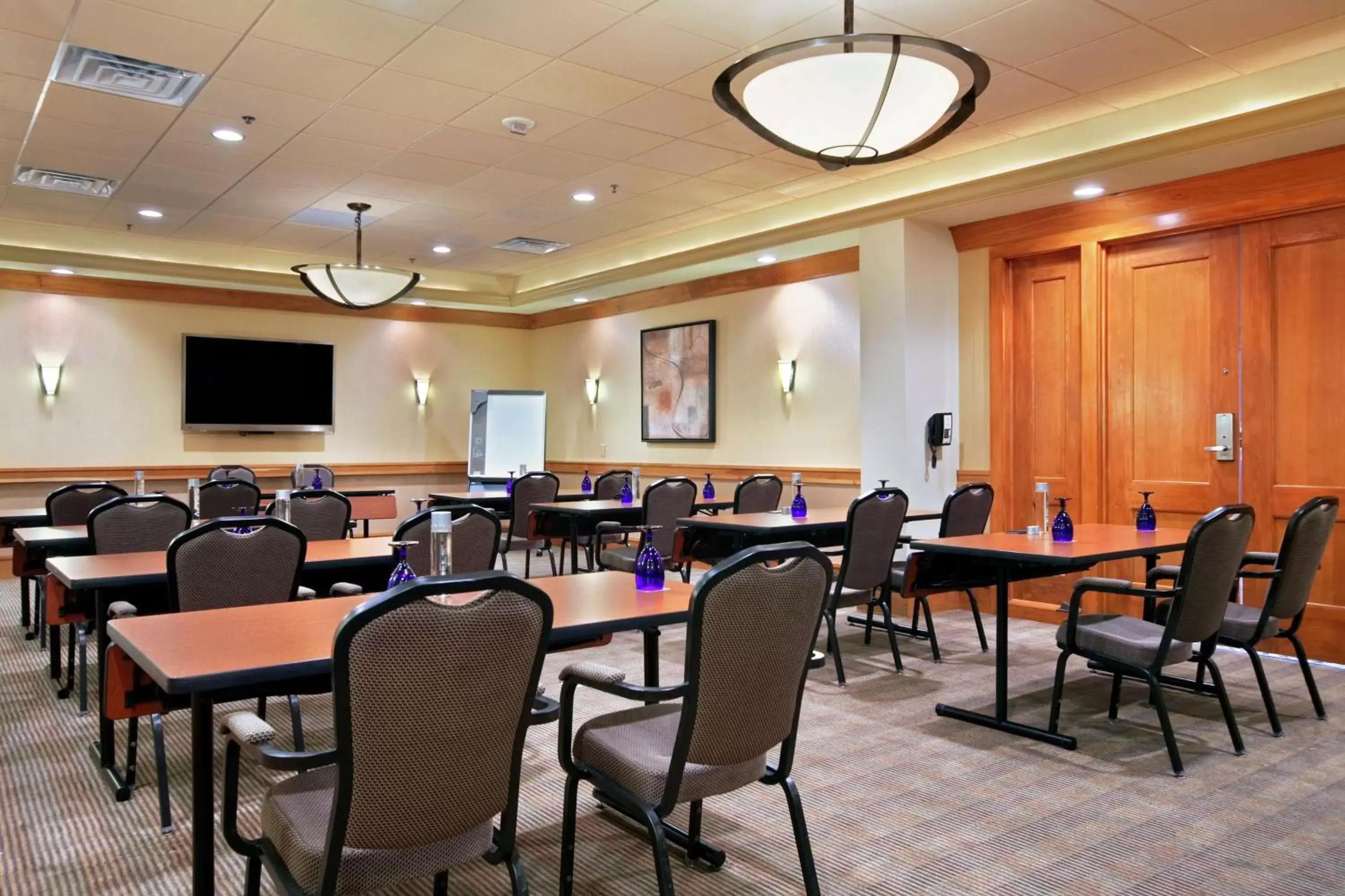 Meeting/conference room in Hilton Suites Chicago/Oakbrook Terrace