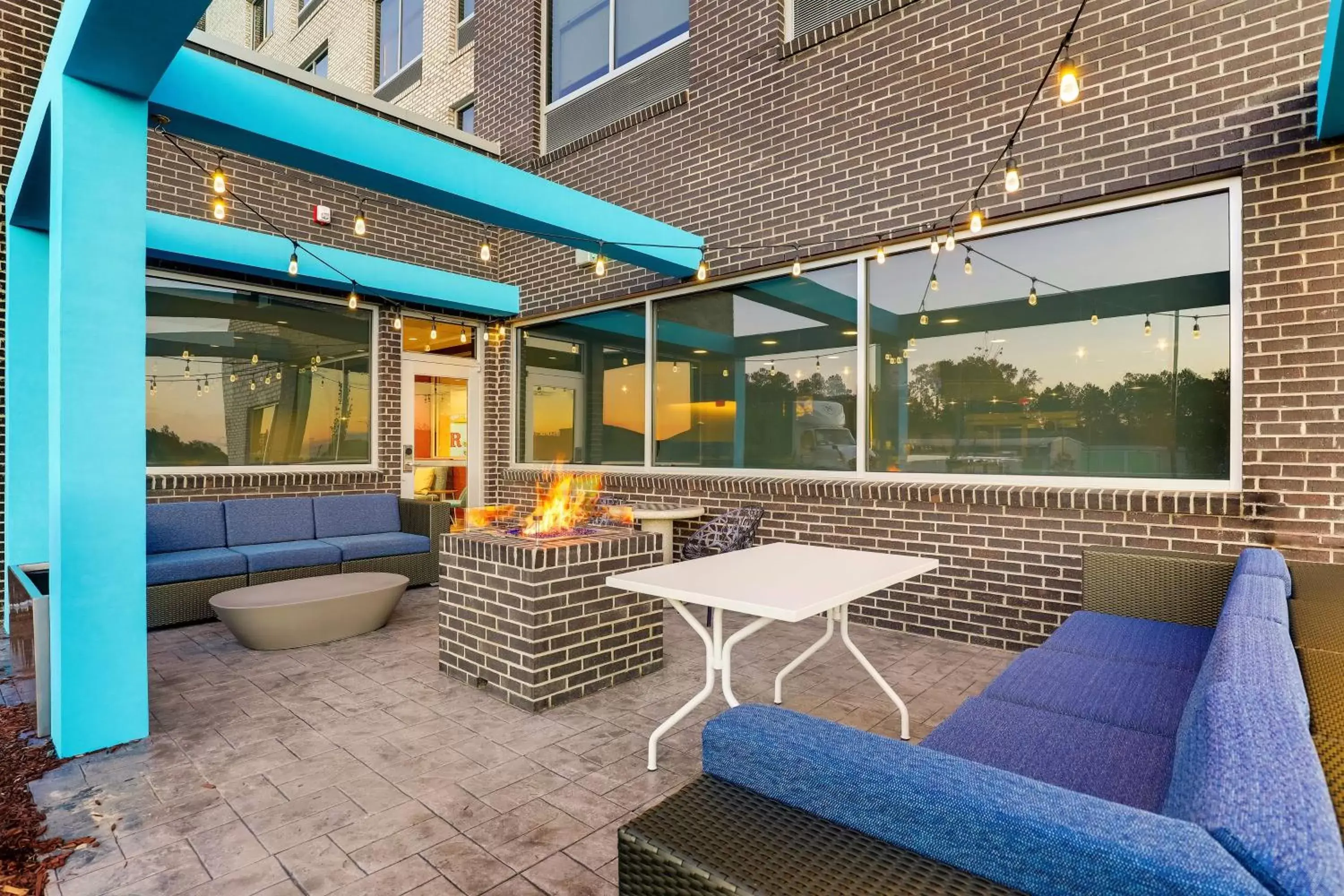 Patio, Lounge/Bar in Tru By Hilton Raleigh Garner