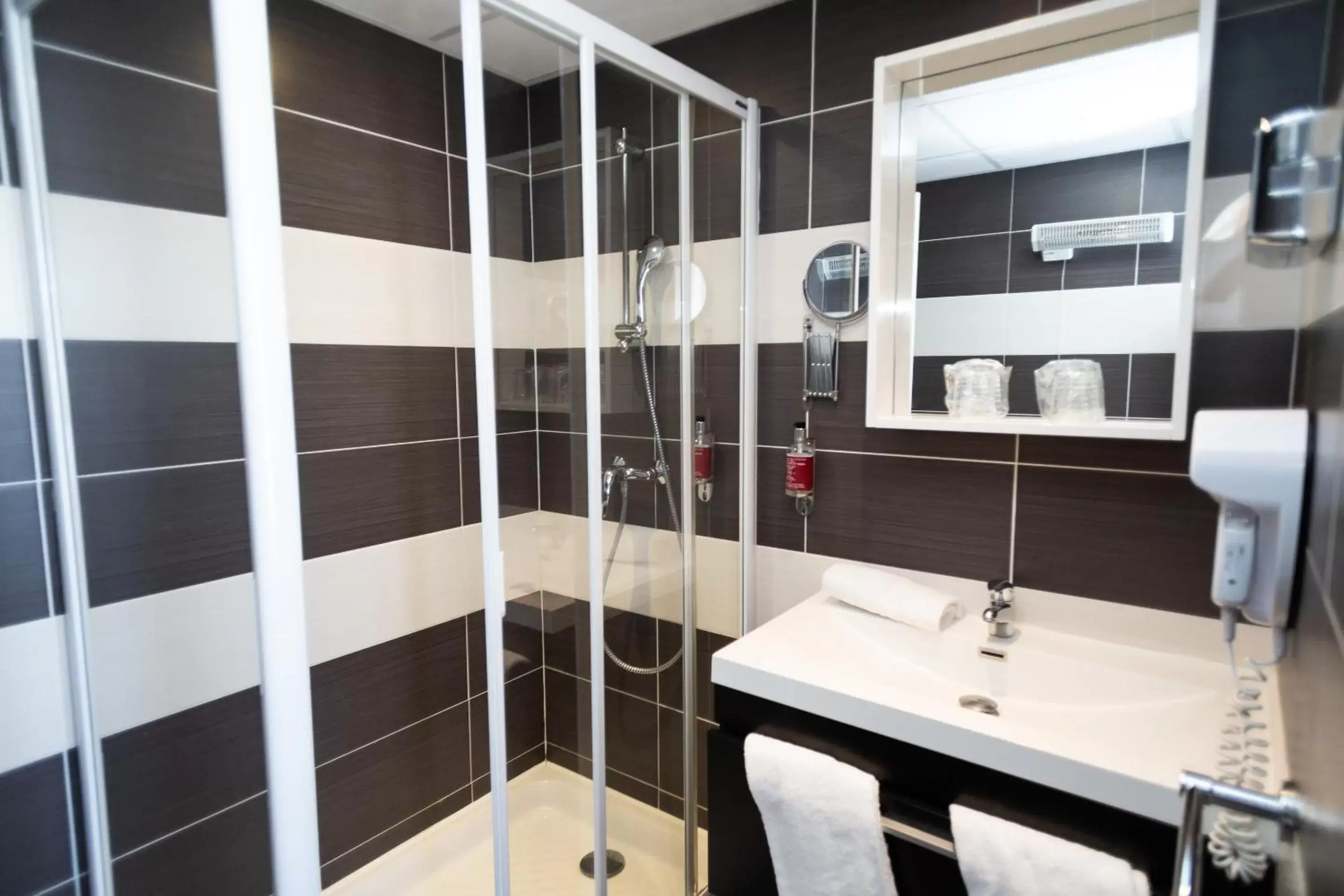 Shower, Bathroom in Hotel Regina & Spa