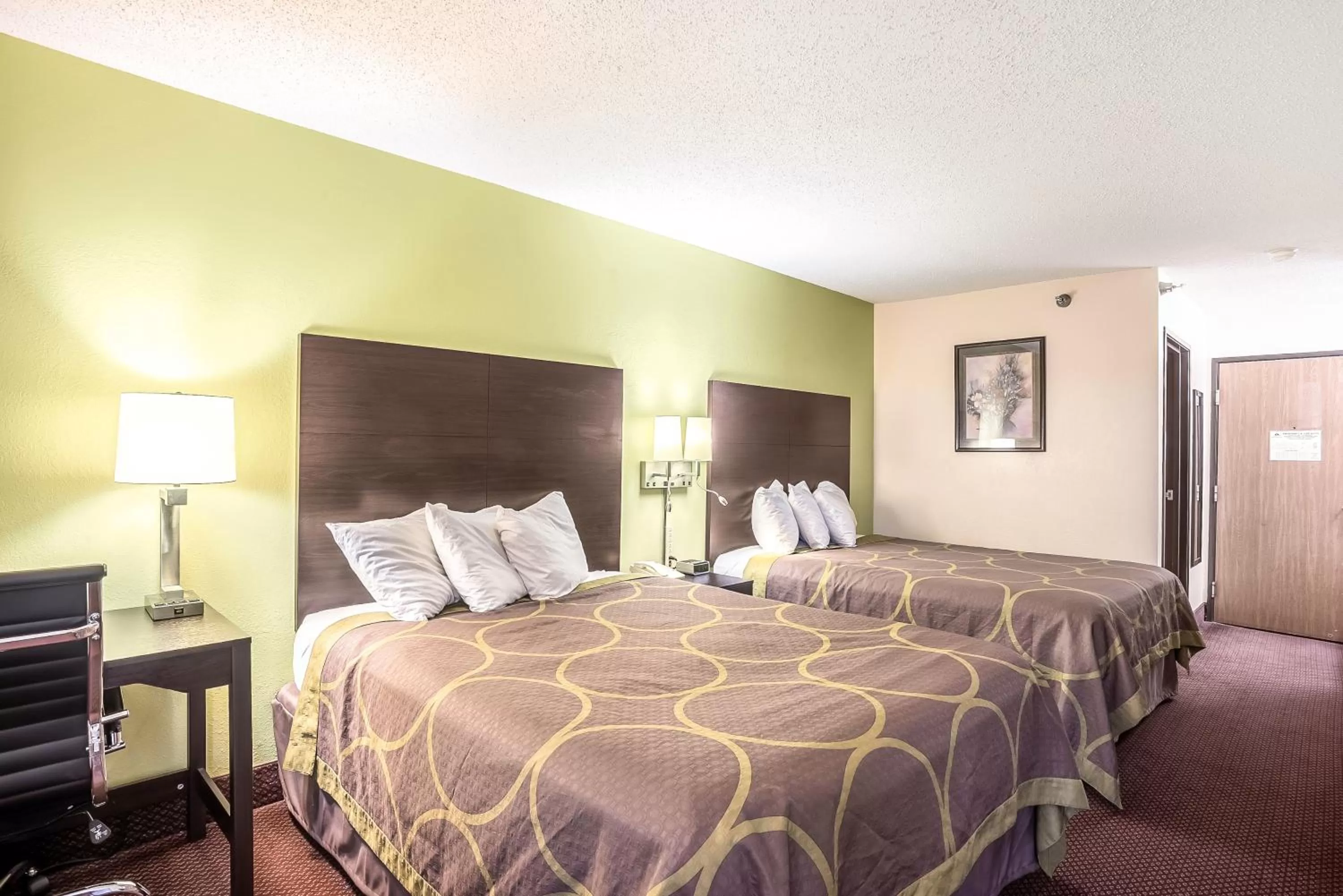 Bed in Americas Best Value Inn-Galesburg