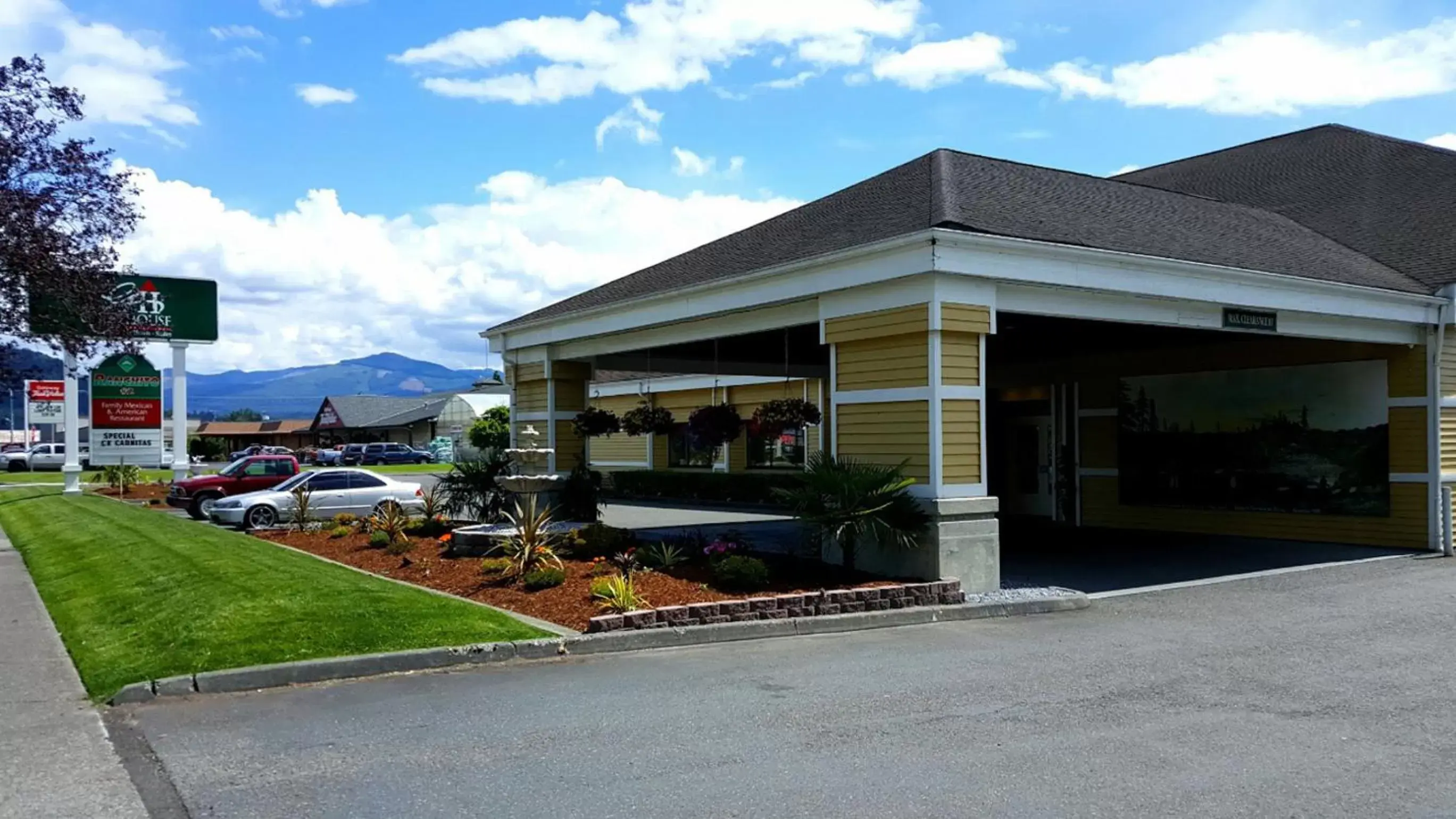 Facade/entrance, Property Building in GuestHouse Inn Enumclaw