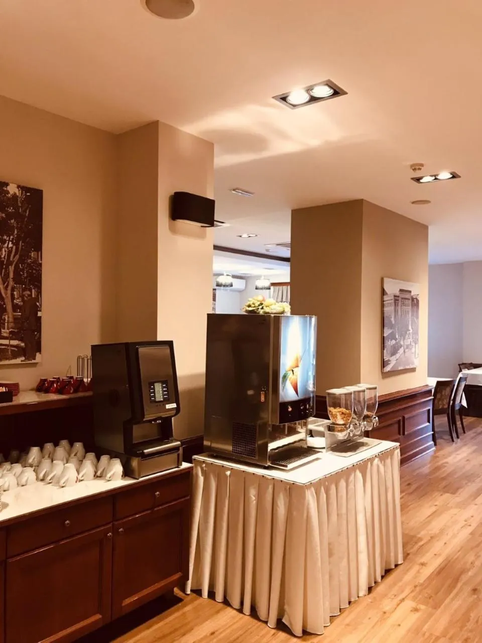 Restaurant/places to eat in Hotel Bristol