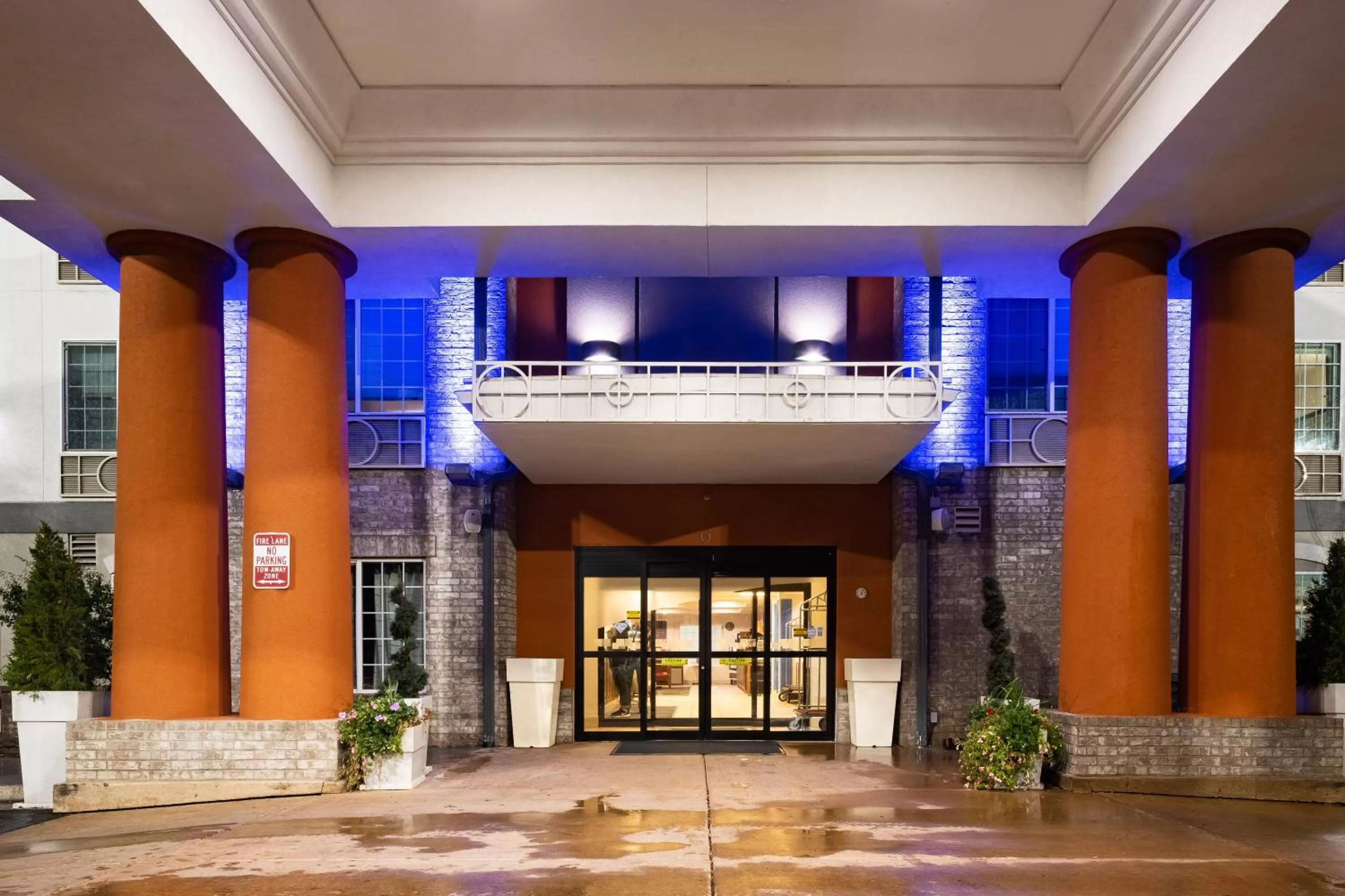 Property building in Holiday Inn Express Hotel & Suites Evanston by IHG