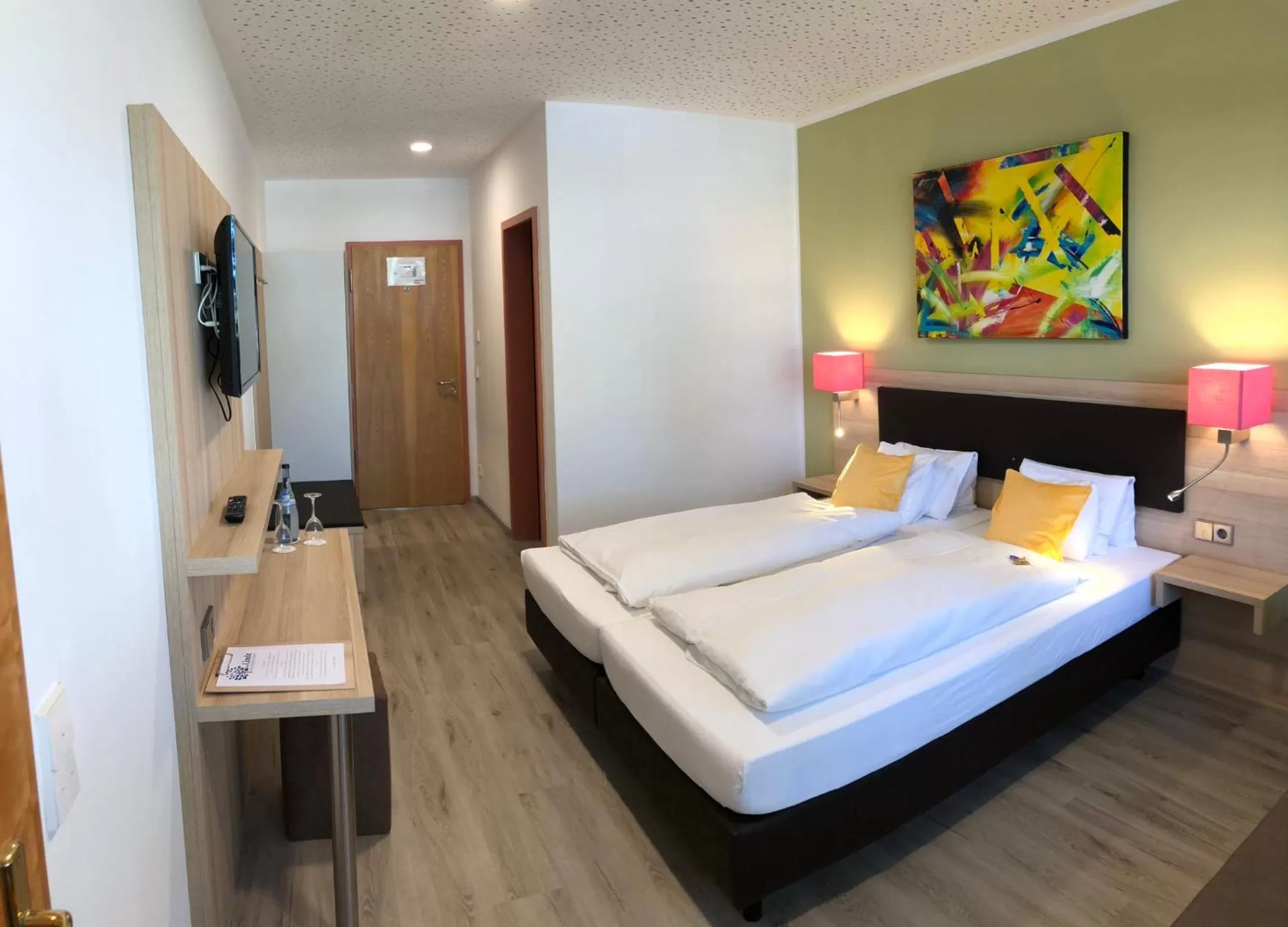 Photo of the whole room, Bed in Hotel „Zur Linde“