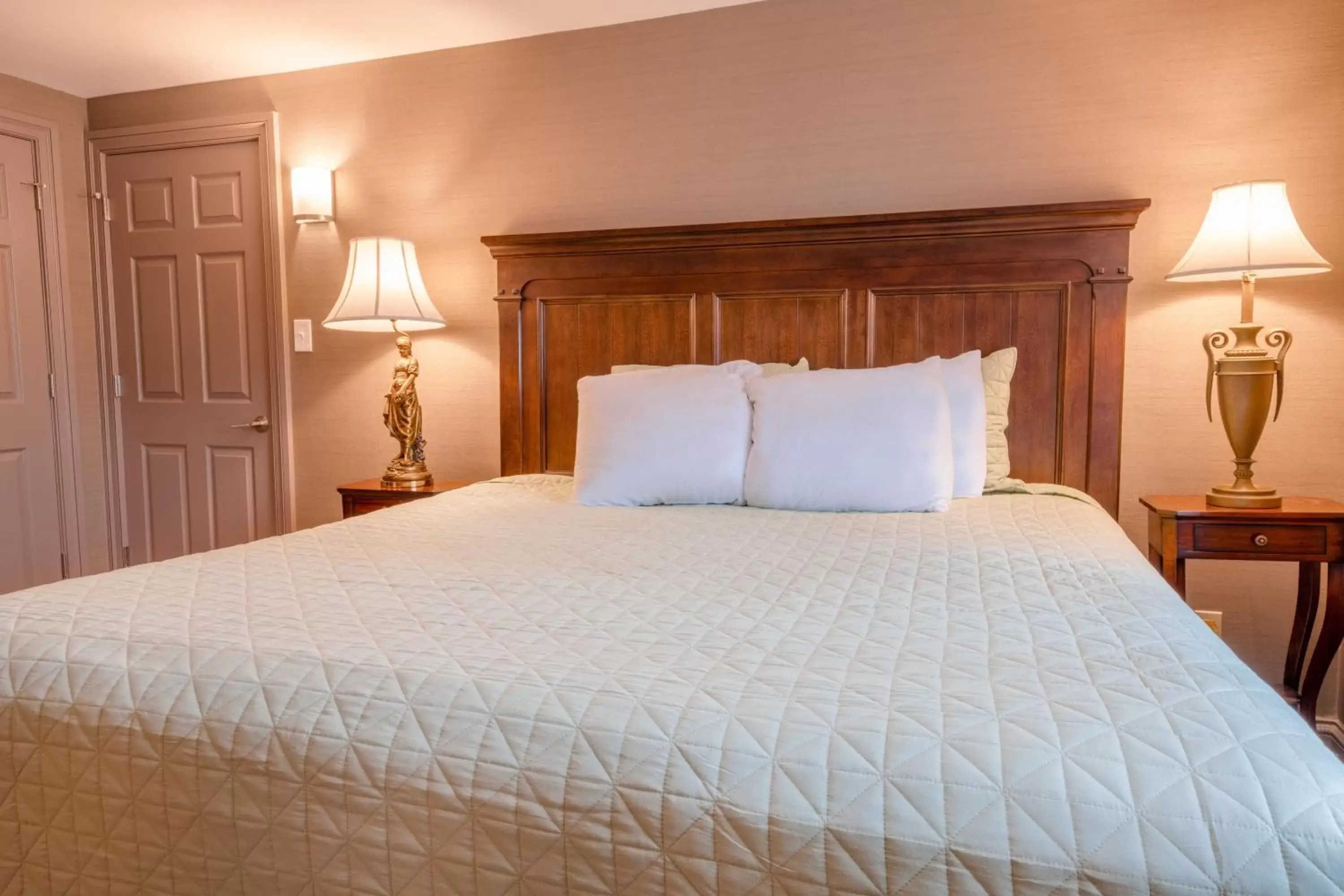 Bedroom, Bed in Red Coach Inn