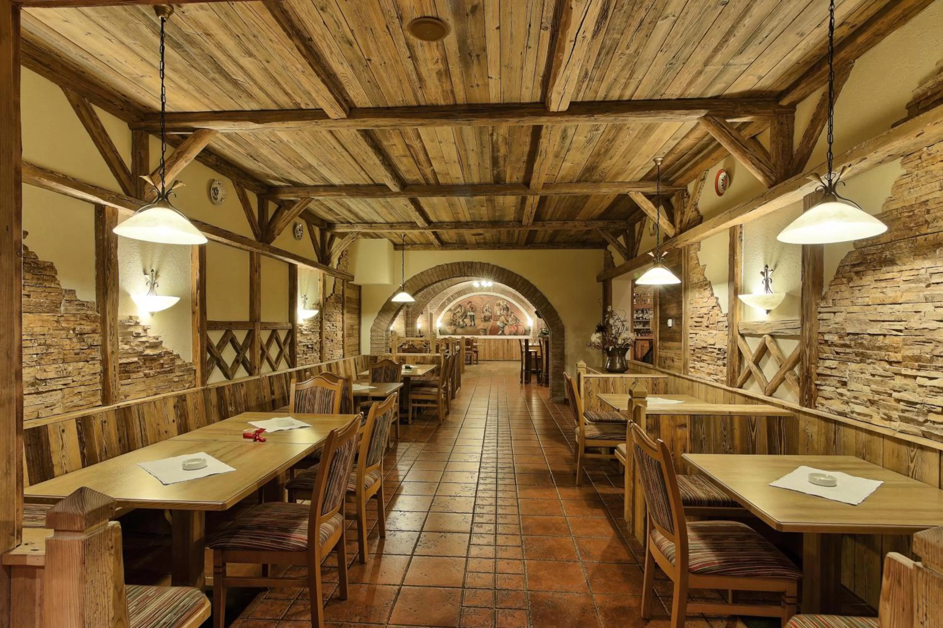 Restaurant/places to eat in Mercure Sighisoara Binderbubi Hotel & Spa