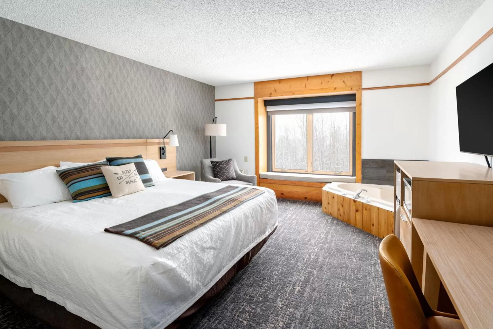 Photo of the whole room, Bed in Caribou Highlands Lodge