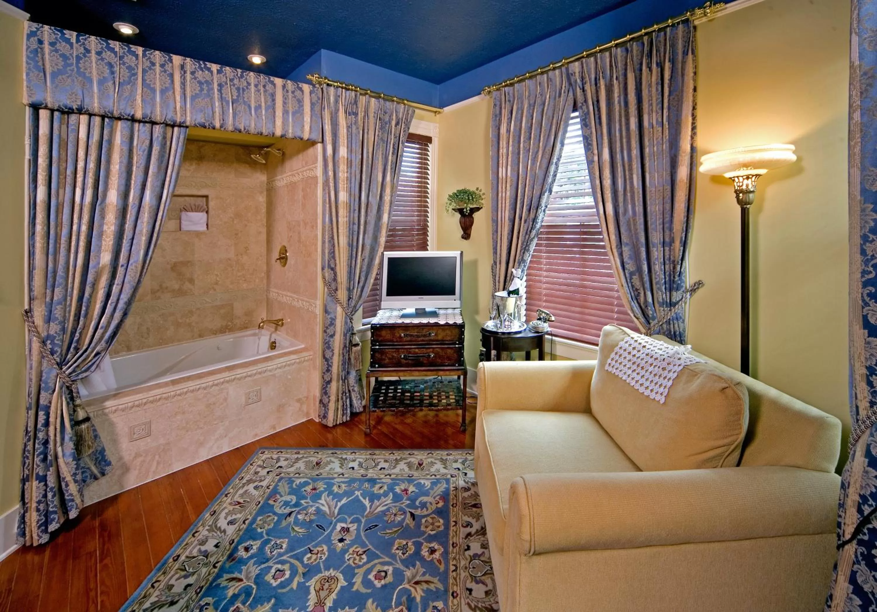 Photo of the whole room, Seating Area in Cedar House Inn