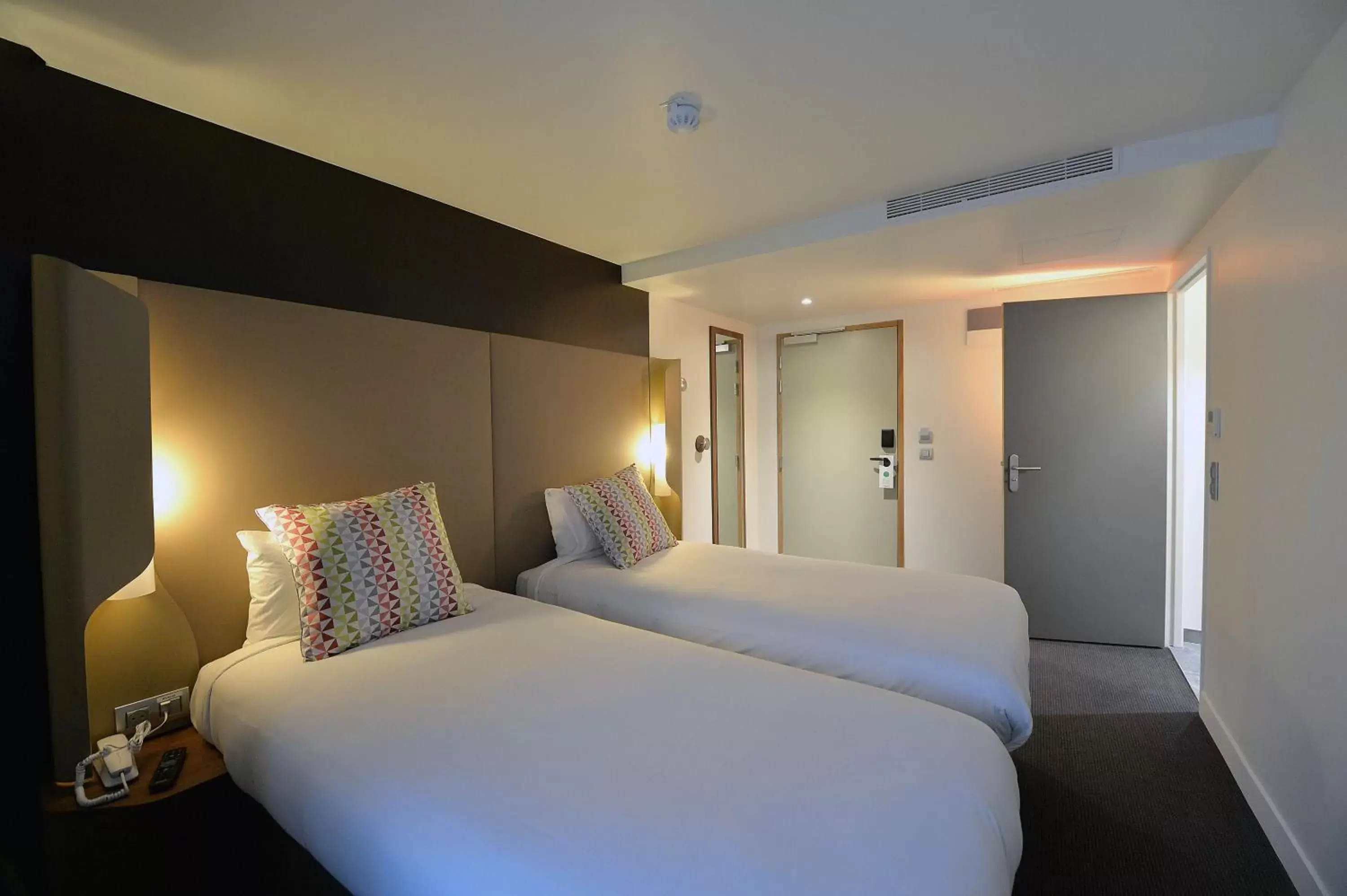 Bedroom, Bed in CAMPANILE PARIS - Clichy Centre