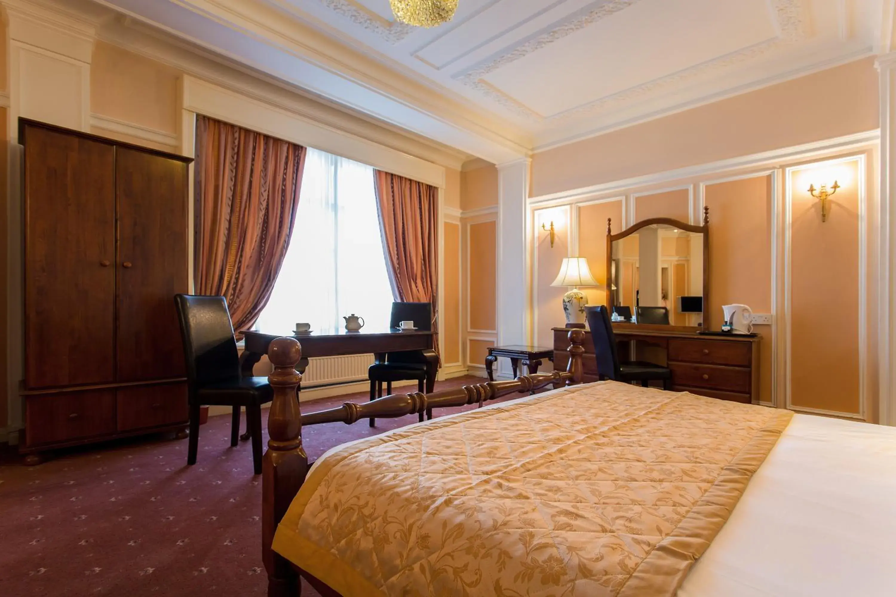 Photo of the whole room in Adelphi Hotel