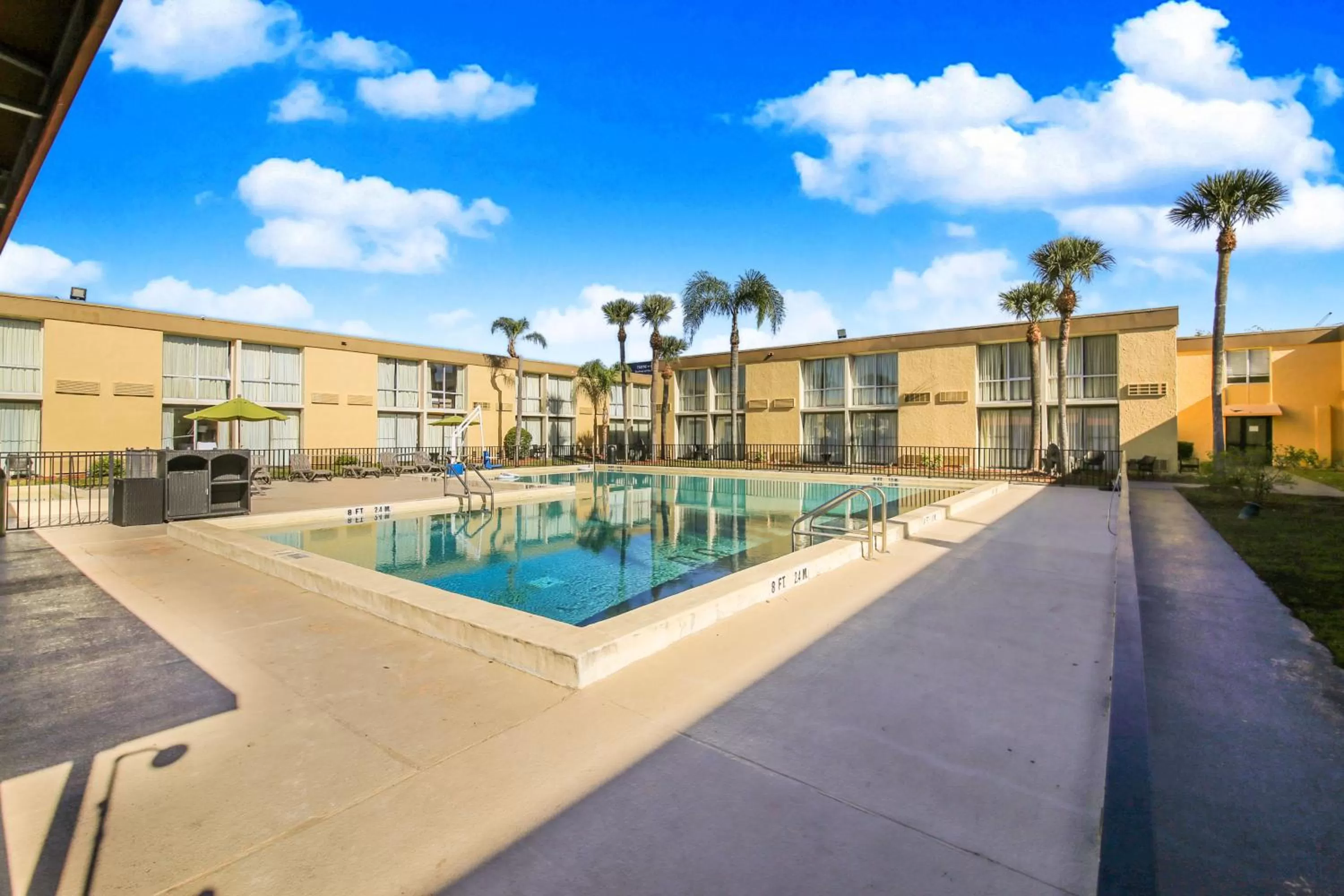 Swimming pool in Floridian Express International Drive