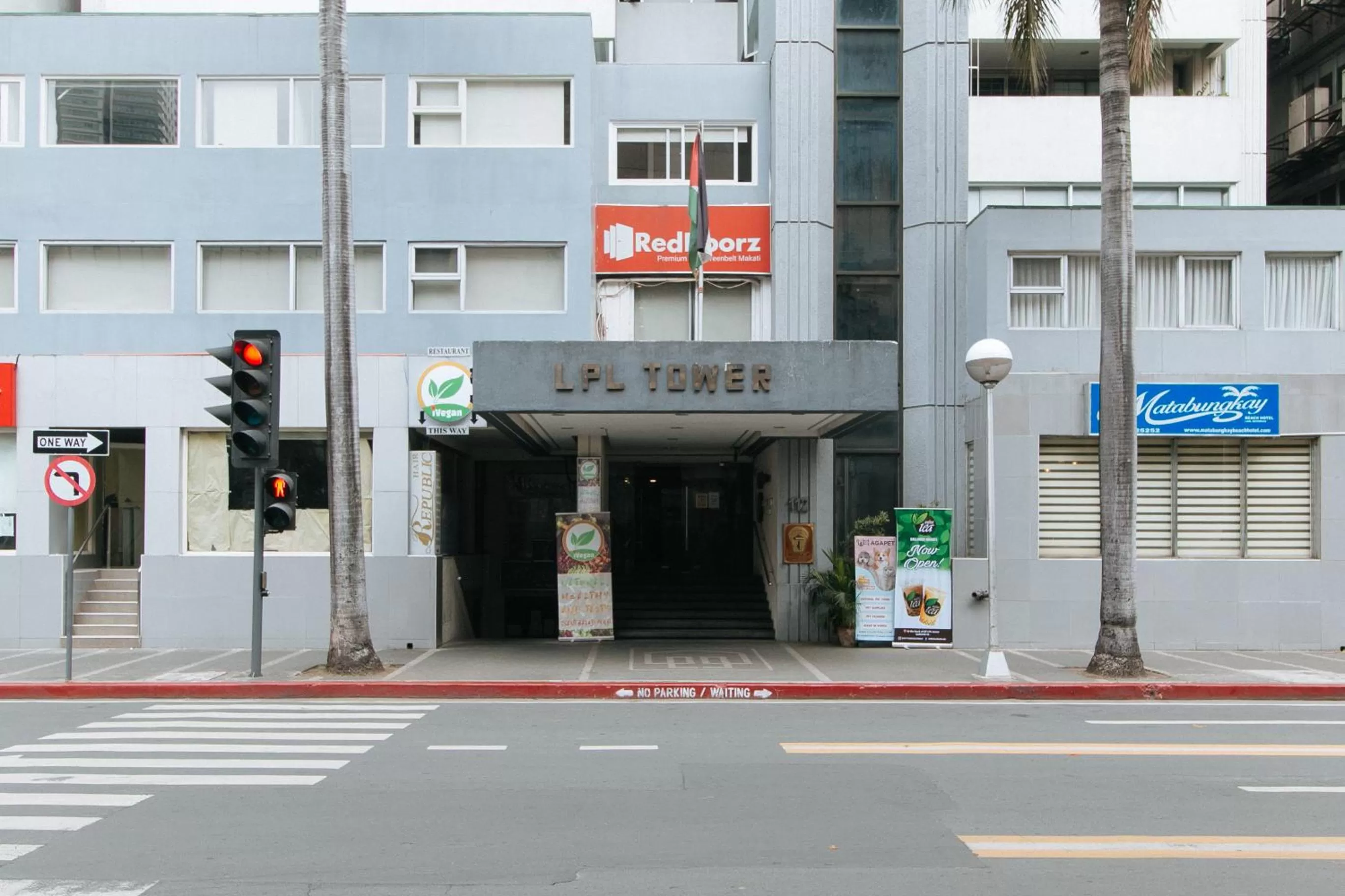 Property building in RedDoorz Premium near Greenbelt Makati - Vaccinated Staff