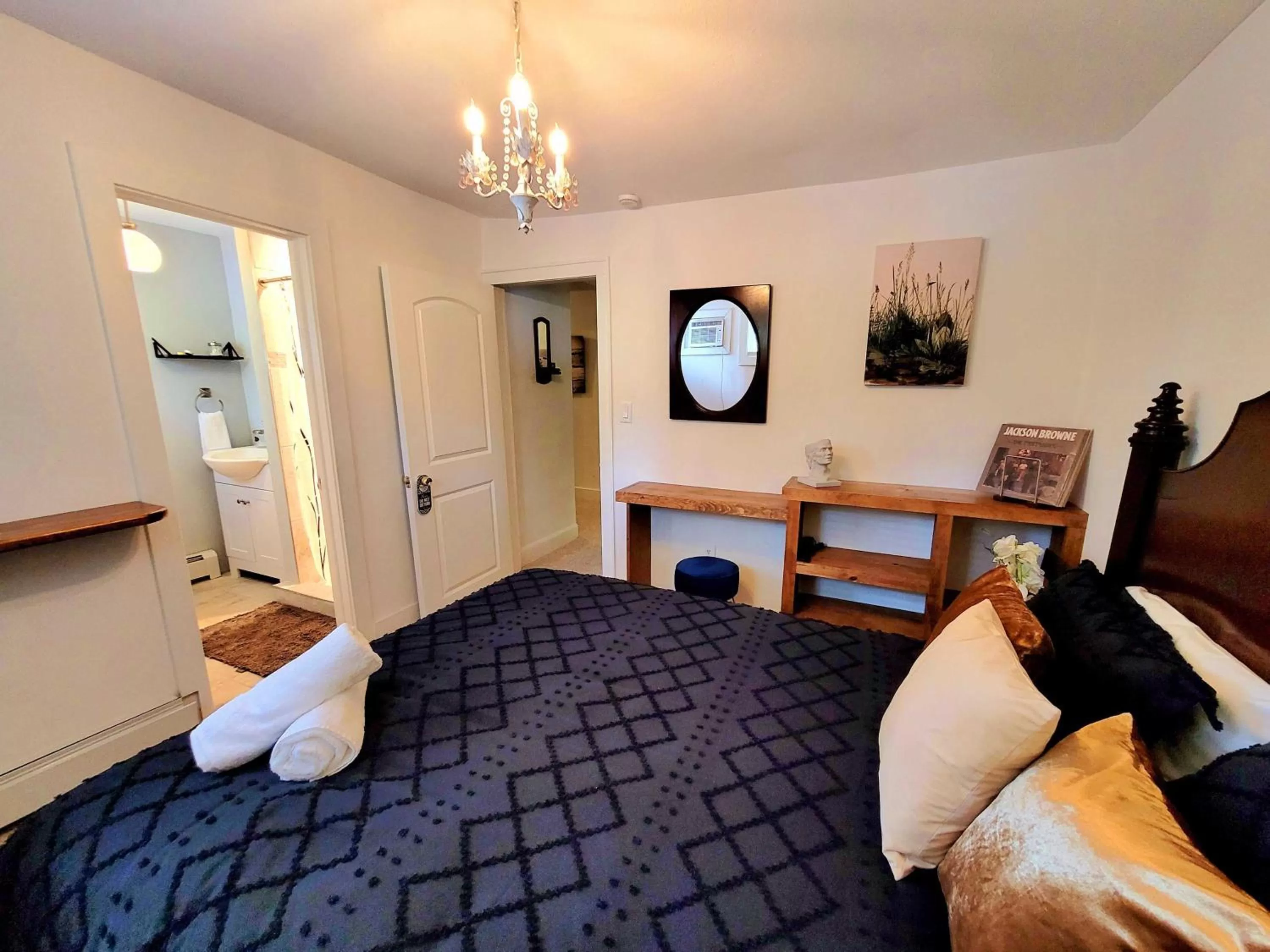 Bed, Seating Area in Pump House Inn & Spa
