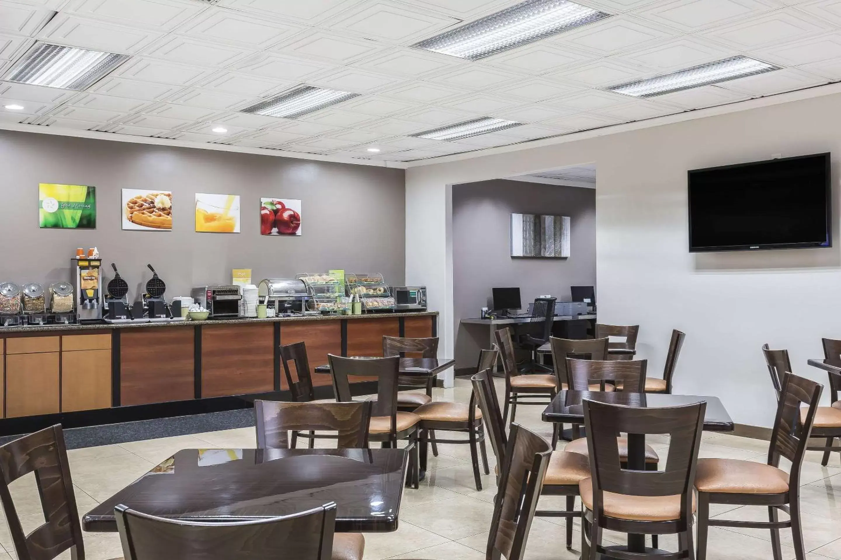 Restaurant/Places to Eat in Quality Inn & Suites Los Angeles Airport - LAX