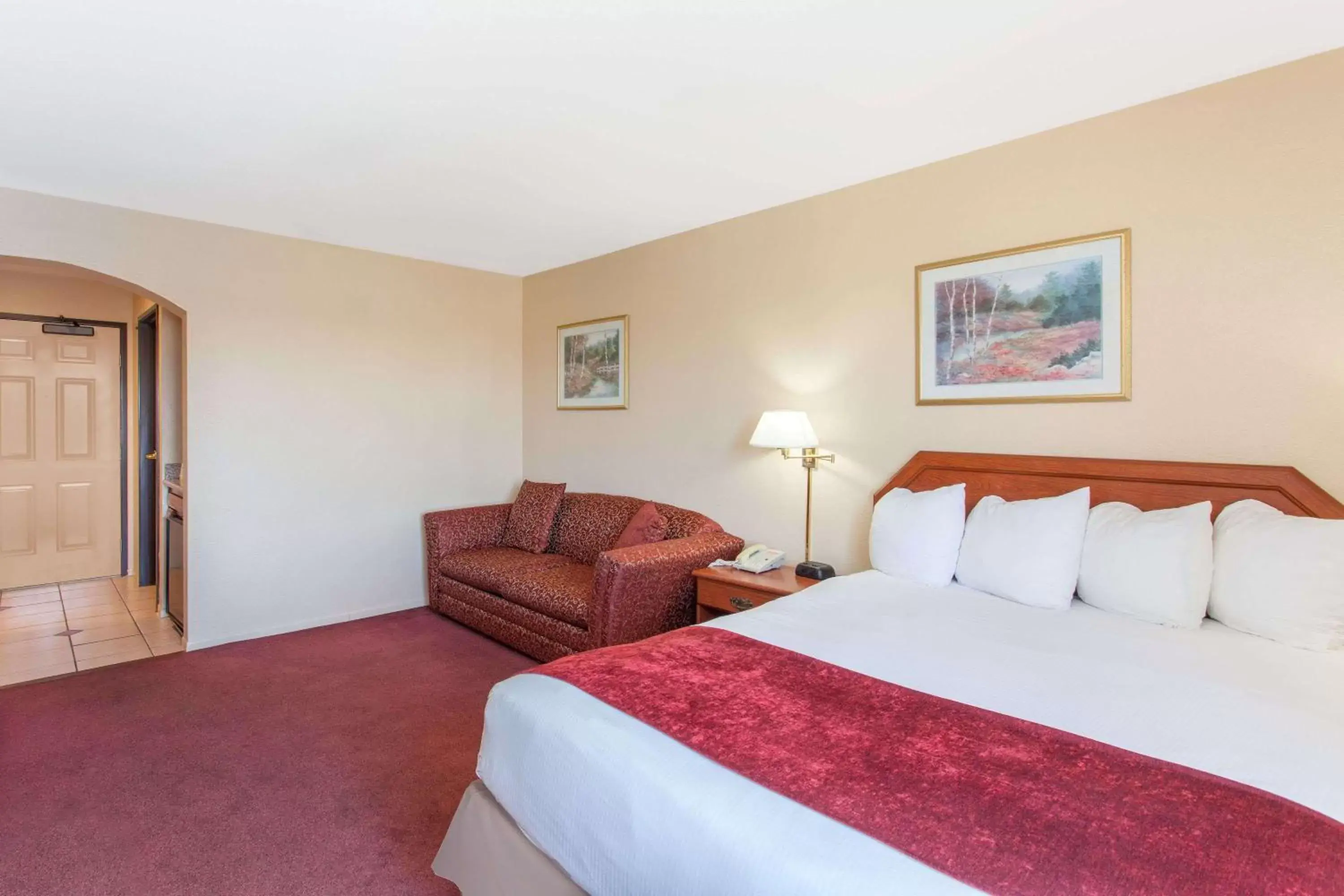 Photo of the whole room, Bed in Ramada by Wyndham Fresno Northwest