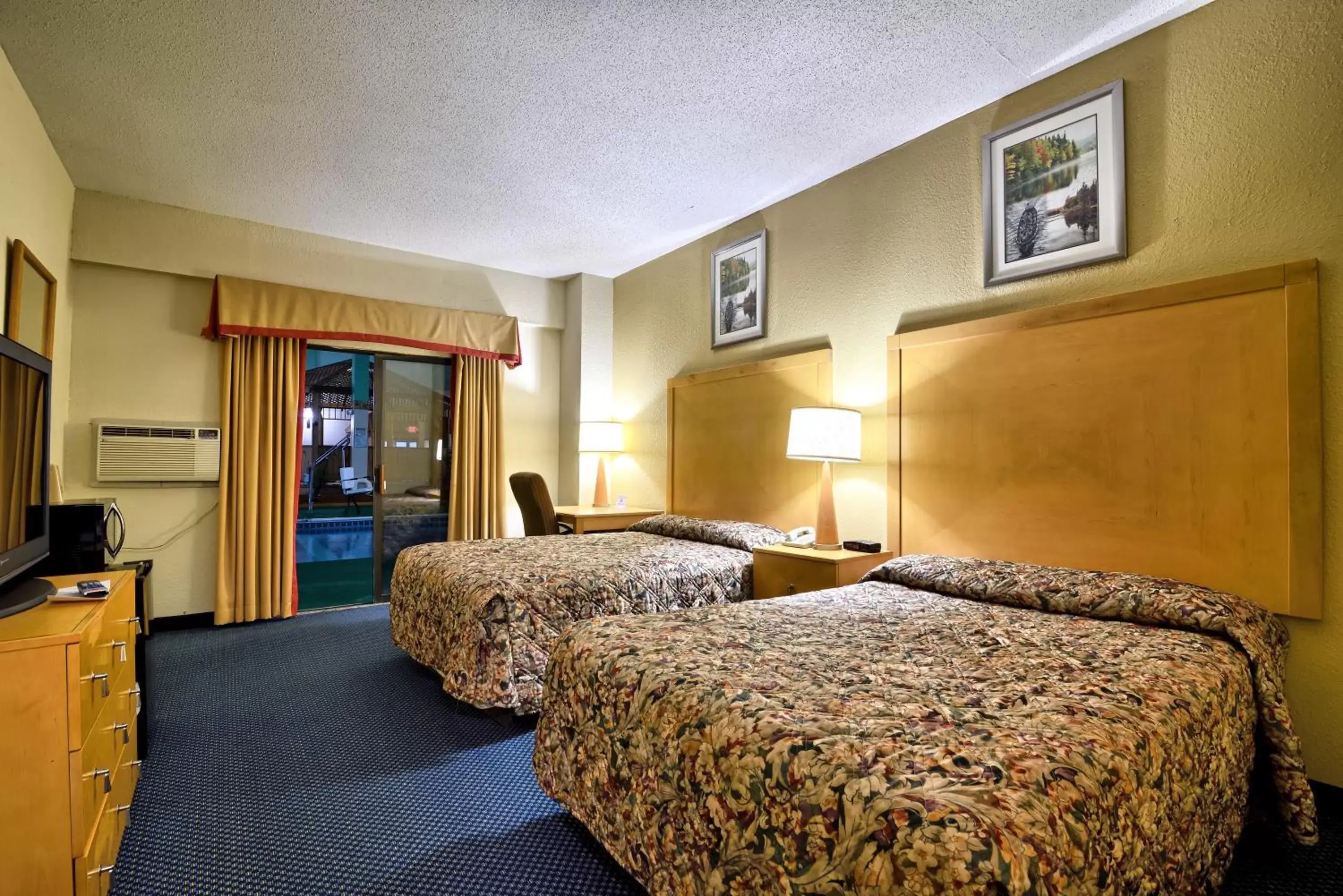 Photo of the whole room, Bed in Katahdin Inn & Suites