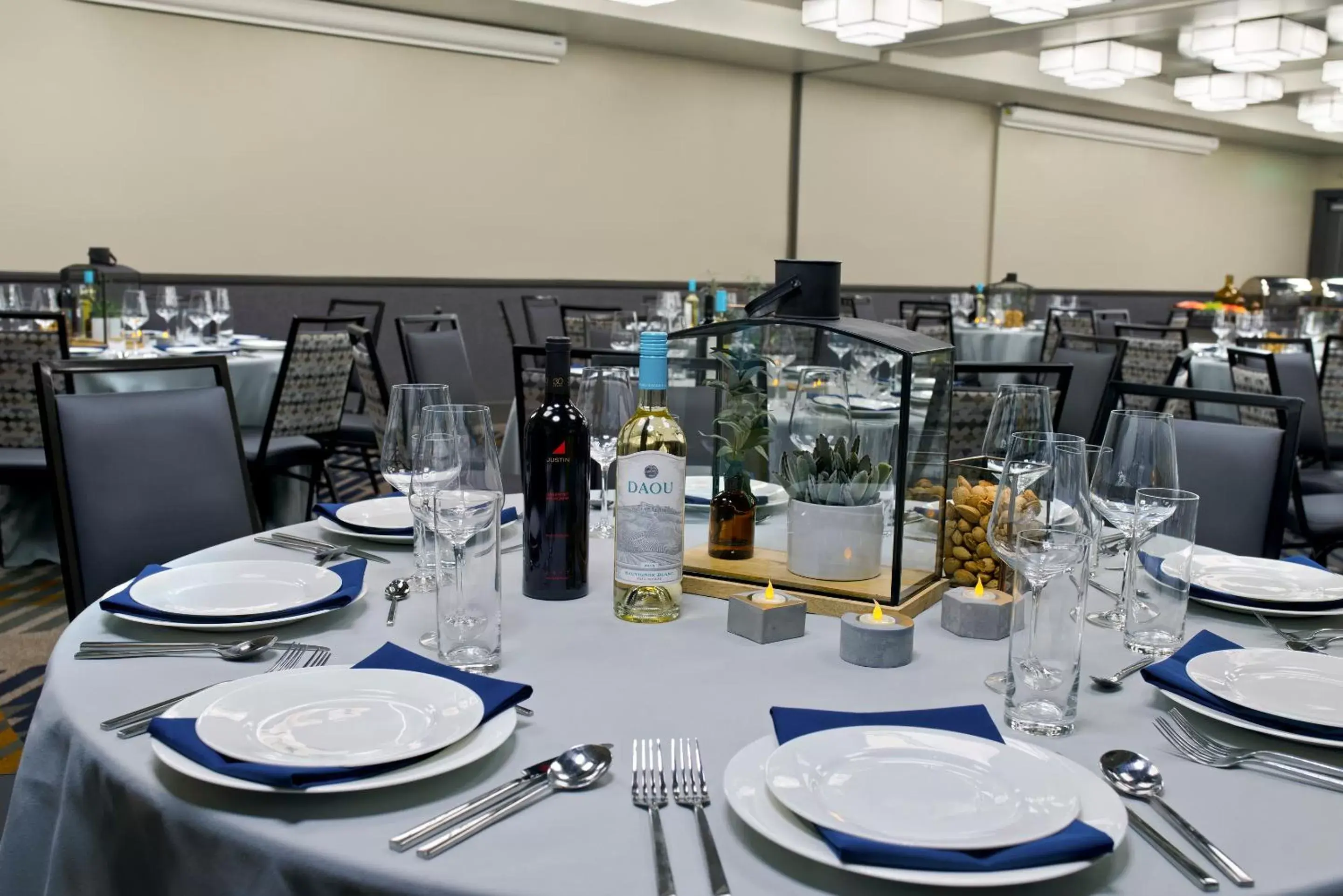 Banquet/Function facilities, Restaurant/Places to Eat in Oxford Suites Paso Robles