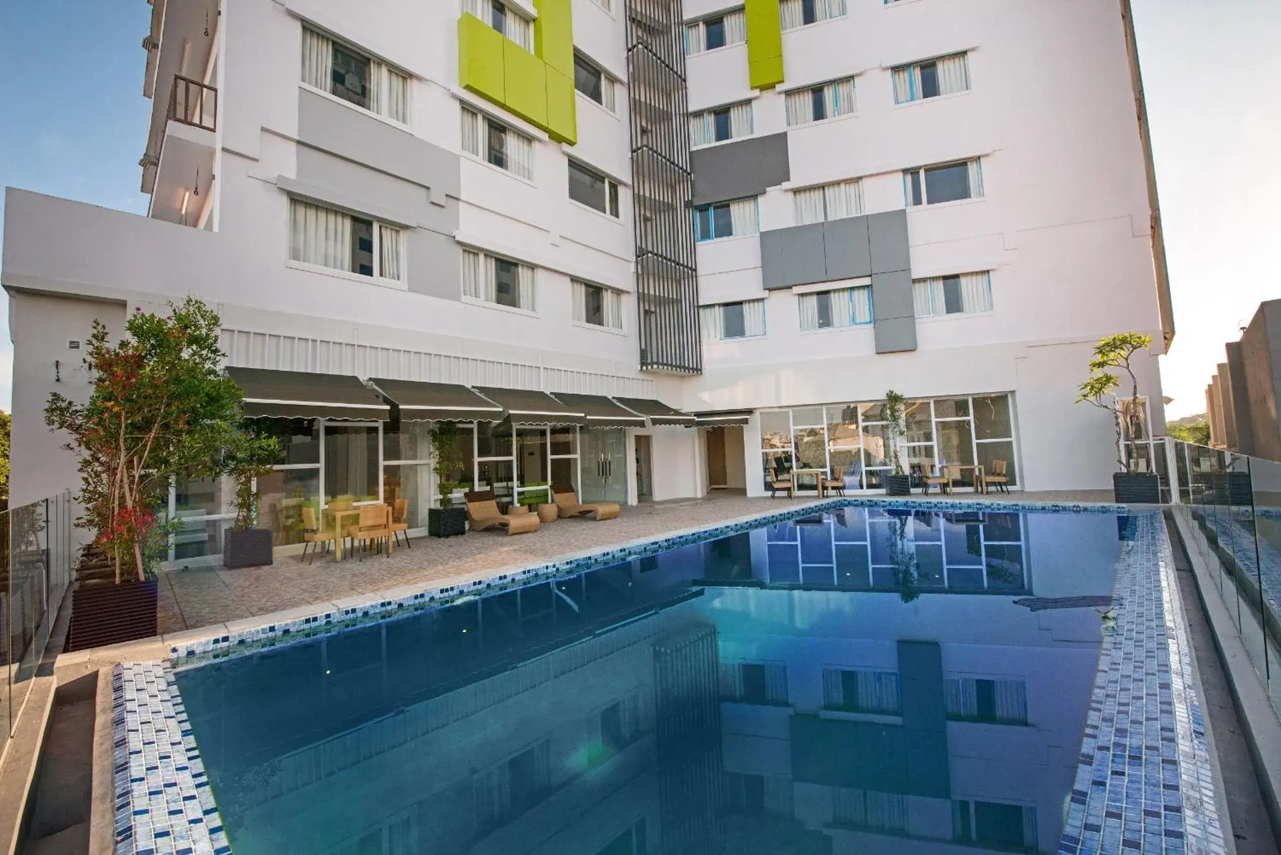 Restaurant/places to eat, Swimming Pool in Whiz Prime Hotel Hasanuddin Makassar