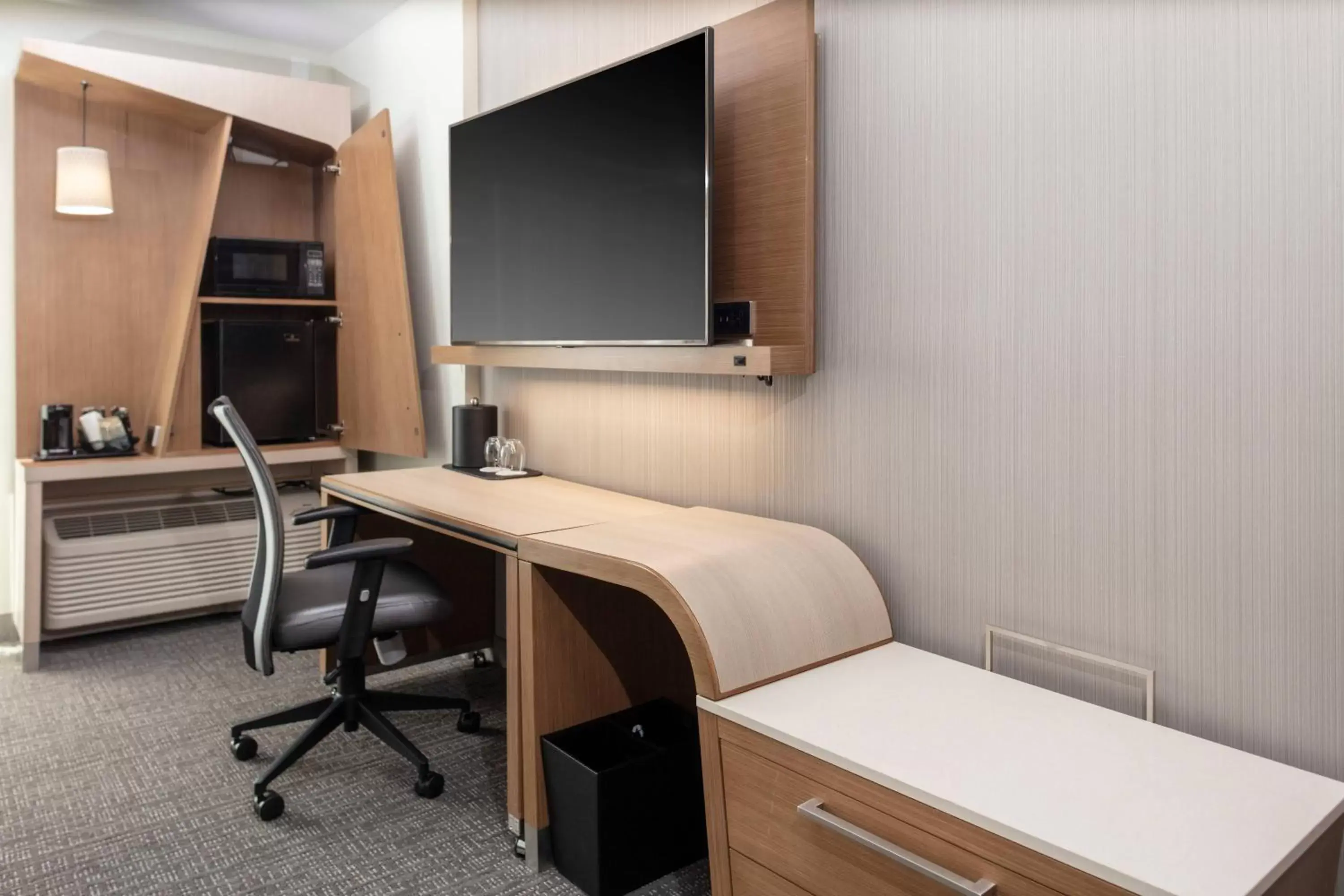 Photo of the whole room, TV/Entertainment Center in Courtyard by Marriott Indianapolis West-Speedway