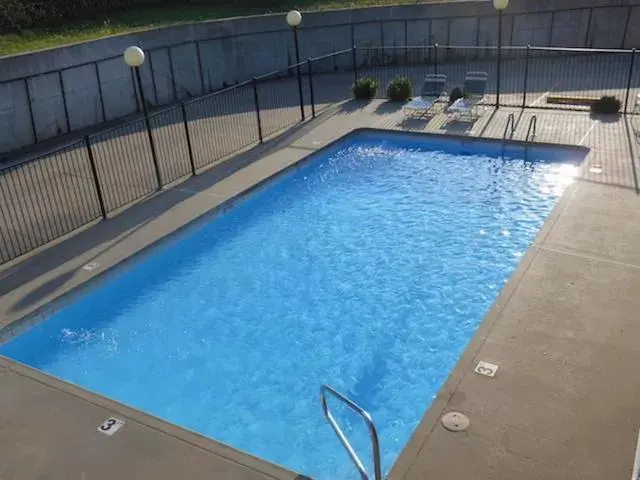 Facade/entrance, Swimming Pool in GuestHouse Inn St. Joseph