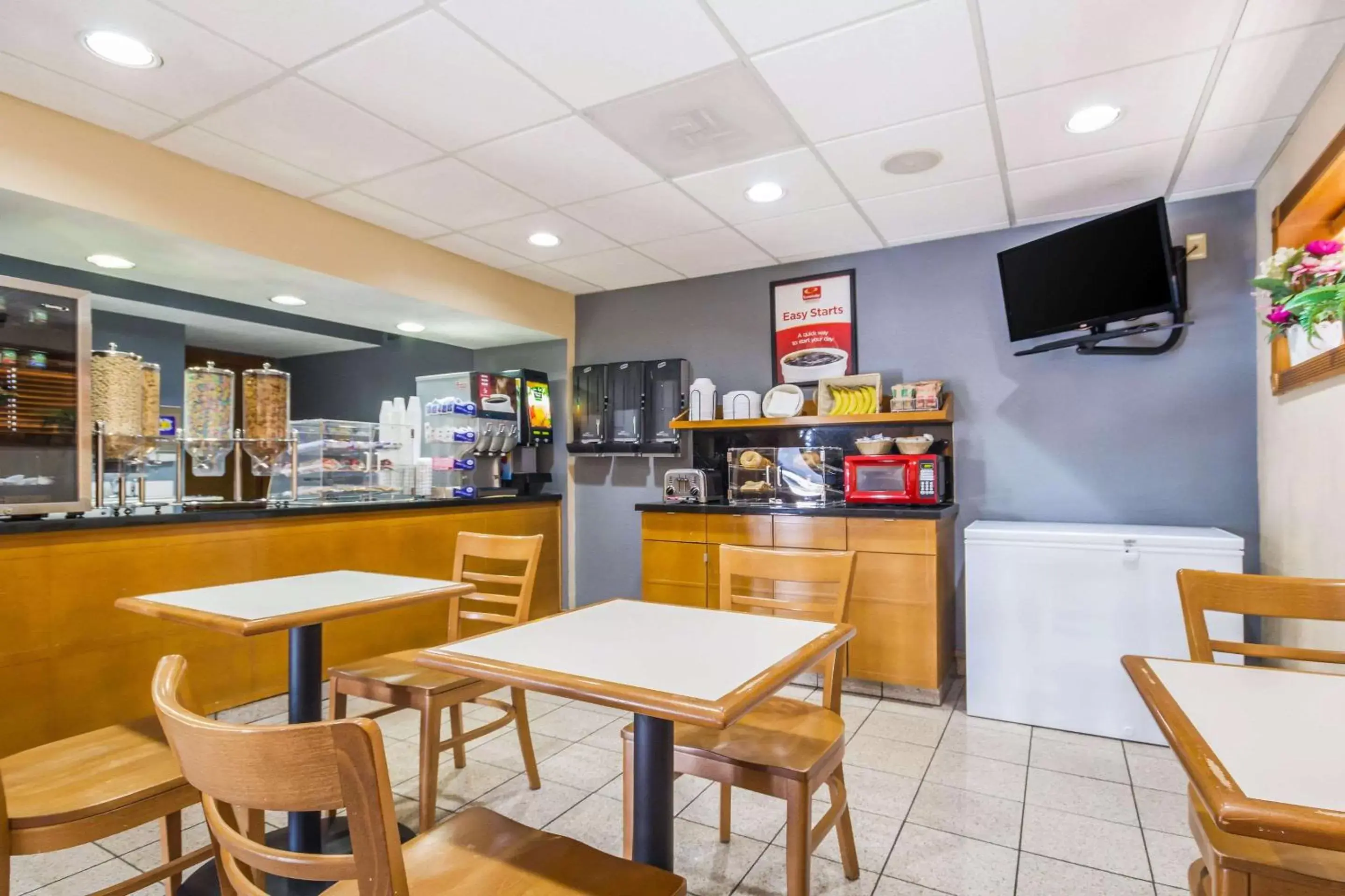 Restaurant/places to eat, Lounge/Bar in Econo Lodge Inn & Suites I-35 at Shawnee Mission