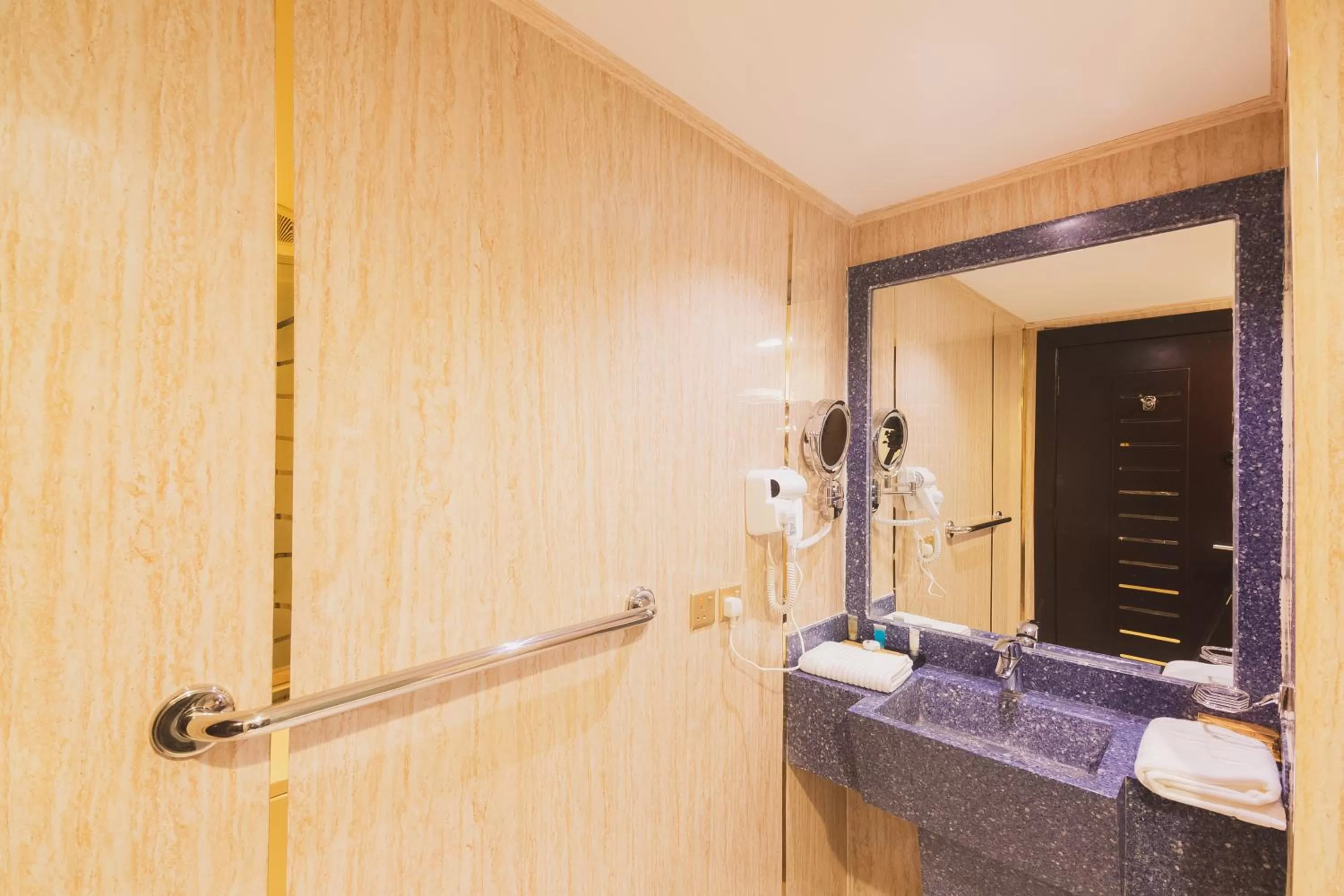 Toilet in Golden Ship Hotel