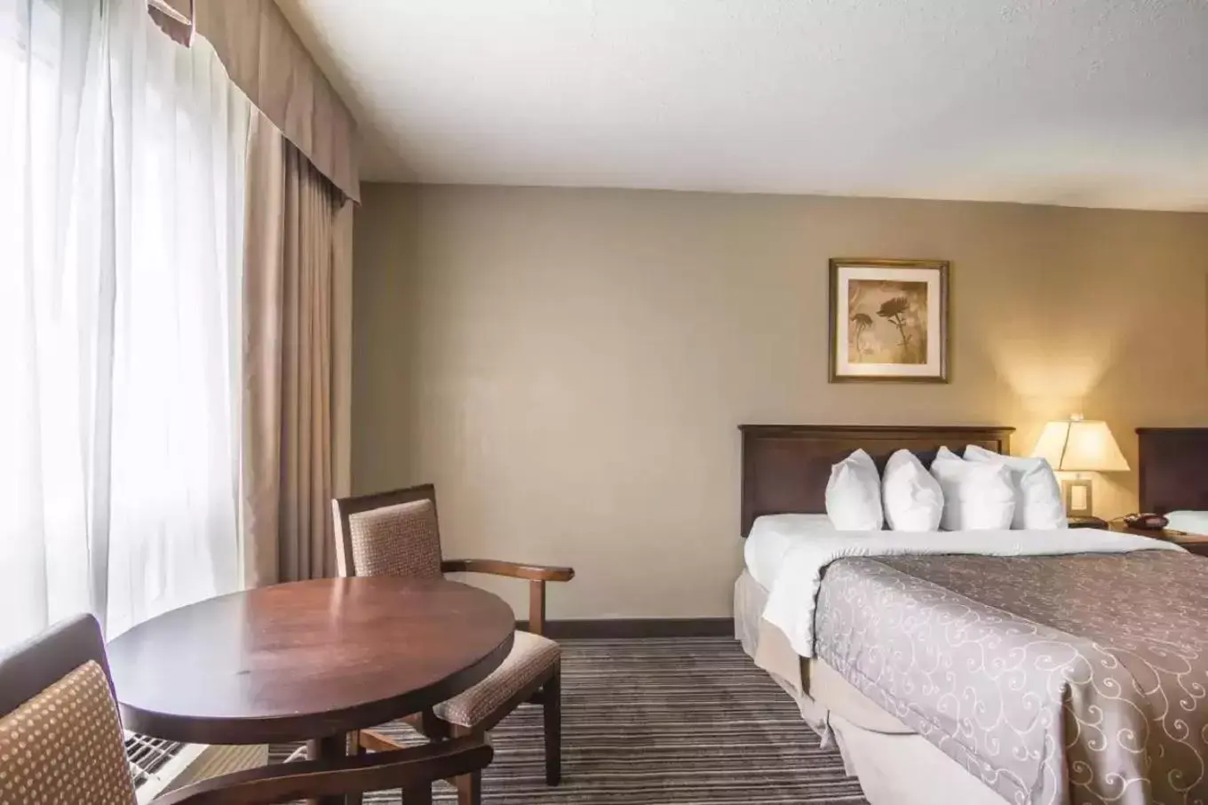 Seating area, Bed in Quality Inn & Suites Yorkton